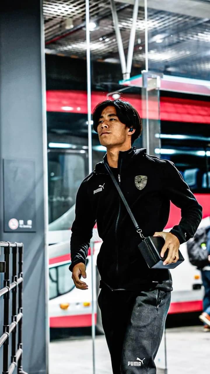 横浜FCのインスタグラム：「チームバスが札幌ドームに到着🚌🔥キックオフまであと1時間！  #yokohamafc #横浜FC #Jリーグ #JLEAGUE #HAMABLUE」