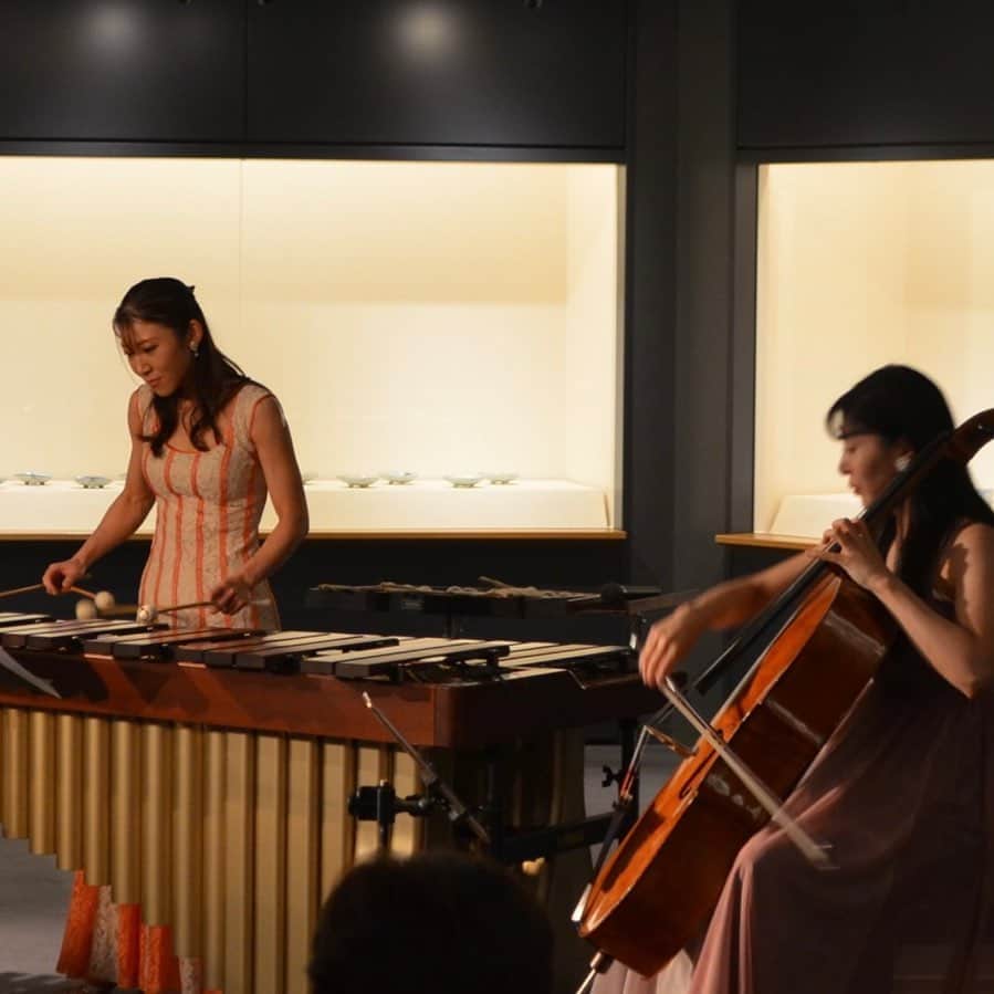 新倉瞳のインスタグラム：「Sekido Museum Concert  ちょっぴり前後しますが 先日敬愛するマリンバ奏者の塚越慎子さんにお誘いいただき、石洞美術館でのコンサートで演奏しました✨  大好きなのりちゃんの深〜い音色のマリンバの中で、その音をスモールライトで小ちゃくなって🧚聴いて居るような心地良さが感動的だった石洞美術館の響き。  美術館でちょうど会期中の「古染付」と同じ年代のフランスバロック作曲家のリュリ(1632-1687）の曲を演奏出来たことも、以前挾間美帆ちゃん @mihohazama に委嘱しのりちゃんと共に初演した“Into the Eyes”を演奏出来たことも嬉しく、幸せな時間でした🥰  今回お誘いくださったのりちゃん、元気ハツラツで心あたたかいスタッフの皆さま、各回満席のご来場の皆さま、ありがとうございました！」