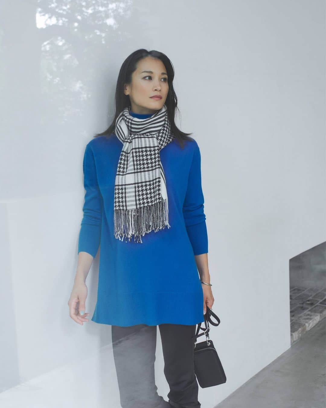 のインスタグラム：「. ニットを今年らしく着こなす 最新配色LESSON  3 BASIC COLORS FOR WINTER  BLACK×SAPPHIRE モノトーンをベースに 差し色使いは“半分以下”を意識  彩度の高いカラーを受け止めるブラックは クールな「サファイヤ」とも相性抜群。 差し色の面積は全身の半分以下がベストバランスなので、 モノトーン小物で調整を。  ソフトウールハイゲージ  ハイネックプルオーバー ¥20,900(taxin)  テックストレッチ レギンスパンツ ¥18,920(taxin)  コンビネーションチェックカシミヤ ストール ¥38,940(taxin) . .  ICB STYLE WEB 2023  SPECIAL EDITION @icb_jp プロフィールリンクよりご覧いただけます。  #icb #icbjp #icbstyleweb  #onward #オンワード #オンワード樫山 #onwardcrosset #オンワードクローゼット #fashion #通勤コーデ #通勤スタイル #オフィススタイル #オフィスカジュアルコーデ #ootd #オフィスカジュアル #シンプルコーデ #大人カジュアル #秋コーデ #シンプルファッション #お仕事服 #ootdfashion #大人シンプル #ニット #ニットコーデ #カラーニット ニット #ストール #ストールコーデ #ニットスタイル #カラーニットコーデ #ハイネックニット」
