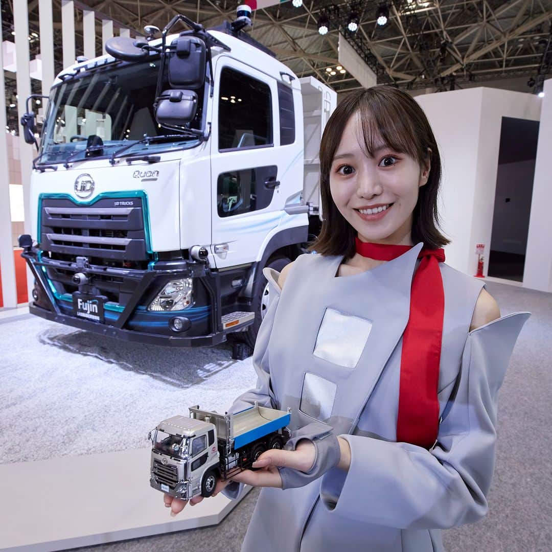 ＵＤトラックスさんのインスタグラム写真 - (ＵＤトラックスInstagram)「＼Japan Mobility Show 2023出展物紹介②風神／ いすゞグループは、人々が安全で安心して暮らせる、希望にあふれた未来の創造を目指して、自動運転の開発を進めています。特定ルートを運行するバスや工場内の指定箇所で走行するトラックなど、進化する自動運転技術や、人と車両が協働する世界などをお伝えします。ブースでは、いすゞグループにおける自動運転の取り組みの一例として、実証試験車両の一つである「Fujin（風神）」を展示しています。 いすゞグループのブースにぜひお越しください。  ◆ISUZU & UD Trucks JAPAN MOBILITY SHOW 2023 Special Website https://www.isuzu-ud-jms2023.com/  ◆販売商品一覧：https://www.isuzu-ud-jms2023.com/ud-sale-Items  ＼Introduction of UD Trucks Exhibits at Japan Mobility Show 2023 ② Fujin／ Isuzu Group has been developing autonomous driving technology to help address the shortage of commercial vehicle drivers and improve road safety. Autonomous driving technology will continue to evolve, ushering in a world where buses operate on specific routes and trucks run along pre-determined points within worksites. "Fujin" is a test vehicle that opens up a new world in which people and vehicles work together. It is but one example of the Isuzu Group's autonomous driving initiatives. We hope to see you at our booth!  ◆ISUZU & UD Trucks JAPAN MOBILITY SHOW 2023 Special Website: https://www.isuzu-ud-jms2023.com/?a=no&lang=en  ◆List of goods: https://www.isuzu-ud-jms2023.com/ud-sale-Items?lang=en  #udtrucks #udトラックス #isuzu #いすゞ #quon #quester #fujin #クオン #クエスター #風神 #JMS2023 #Japanmobilityshow #ジャパンモビリティショー #udjms2023」10月28日 12時01分 - udtrucksjp