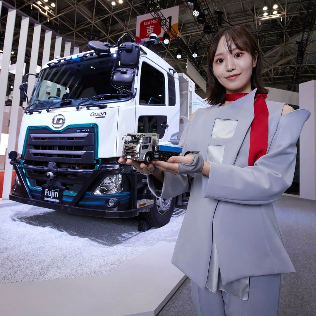 ＵＤトラックスさんのインスタグラム写真 - (ＵＤトラックスInstagram)「＼Japan Mobility Show 2023出展物紹介②風神／ いすゞグループは、人々が安全で安心して暮らせる、希望にあふれた未来の創造を目指して、自動運転の開発を進めています。特定ルートを運行するバスや工場内の指定箇所で走行するトラックなど、進化する自動運転技術や、人と車両が協働する世界などをお伝えします。ブースでは、いすゞグループにおける自動運転の取り組みの一例として、実証試験車両の一つである「Fujin（風神）」を展示しています。 いすゞグループのブースにぜひお越しください。  ◆ISUZU & UD Trucks JAPAN MOBILITY SHOW 2023 Special Website https://www.isuzu-ud-jms2023.com/  ◆販売商品一覧：https://www.isuzu-ud-jms2023.com/ud-sale-Items  ＼Introduction of UD Trucks Exhibits at Japan Mobility Show 2023 ② Fujin／ Isuzu Group has been developing autonomous driving technology to help address the shortage of commercial vehicle drivers and improve road safety. Autonomous driving technology will continue to evolve, ushering in a world where buses operate on specific routes and trucks run along pre-determined points within worksites. "Fujin" is a test vehicle that opens up a new world in which people and vehicles work together. It is but one example of the Isuzu Group's autonomous driving initiatives. We hope to see you at our booth!  ◆ISUZU & UD Trucks JAPAN MOBILITY SHOW 2023 Special Website: https://www.isuzu-ud-jms2023.com/?a=no&lang=en  ◆List of goods: https://www.isuzu-ud-jms2023.com/ud-sale-Items?lang=en  #udtrucks #udトラックス #isuzu #いすゞ #quon #quester #fujin #クオン #クエスター #風神 #JMS2023 #Japanmobilityshow #ジャパンモビリティショー #udjms2023」10月28日 12時01分 - udtrucksjp