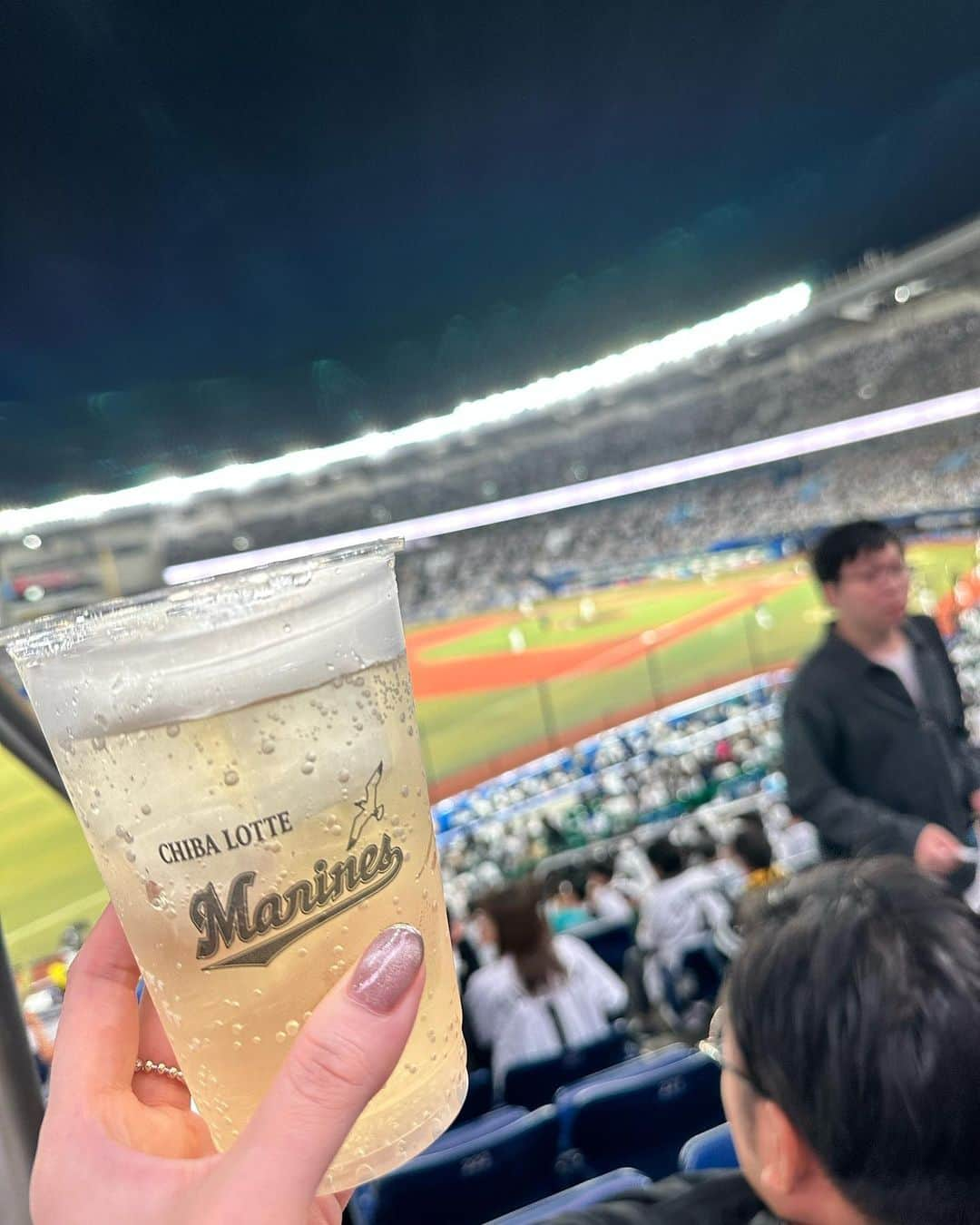 成田美寿々さんのインスタグラム写真 - (成田美寿々Instagram)「クライマックスシリーズ2023ファーストステージ⚾️ ３日間参戦させていただきました！！  1日目はみっすーと✨ みっすーは私と知り合い、宝塚を観てみたい！と言ってくれて「はいからさんが通る」初演を観てもらったら、大ハマり🥳ゴルフの試合で優勝した副賞のピアノ。いる？と言われたので置く場所ないよ笑あ、劇団は？と話したら東京宝塚劇場ロビーに寄贈してくれました🥹妹のような友達のような…尊敬する1人です。 2.3日目はとまちゃんと✨ とまちゃんは研一の頃から野球が好きということで良く一緒に観戦に行ったり、海外旅行に行ったり仲良くしてもらってました！可愛くて何でもできる娘役さんで舞台でもプライベートでも頼りになる存在です！  ここからは球場でのお話を、、 熱い試合を毎日魅せていただいて…🙇‍♀️ありがとうございました。 ドラマがありすぎて。やっぱり野球が好き！！！ 野球選手の皆さんはアスリートでありアーティストだと感じました。 そして、 千葉ロッテマリーンズのファンの皆さんの応援凄かったです！！ 声を使った応援、ジャンプ、ロッテファンの皆さんの一体感が選手の皆さんを後押ししているように思いました🥹  福岡ソフトバンクホークスのファンの皆さんも人数では圧倒的な差がありましたが、心のこもった熱い応援🥺チャンステーマのメドレー！関東、関西、九州でしかそれぞれ聞けない応援歌に感動…私も大声を出して歌いました🗣️ コロナ禍で声出し無しの応援が続いていましたが、やっぱり声援は力になる！と改めて感じる試合でした。  私も無観客公演を経験しています。 お客様の拍手、笑い声、涙、笑顔全て生徒の原動力です！ 是非これからも生徒にパワーを送ってください✨ もちろん！お手紙などのメッセージも力になります☺️  #野球 #プロ野球 #福岡ソフトバンクホークス #千葉ロッテマリーンズ #softbankhawks  #chibalotte  #ZOZOマリンスタジアム #応援団 #宝塚歌劇団 #元宝塚歌劇団 #成田美寿々 #姫歌ひな乃 #笘篠ひとみ #和海しょう」10月28日 12時02分 - misuzunarita