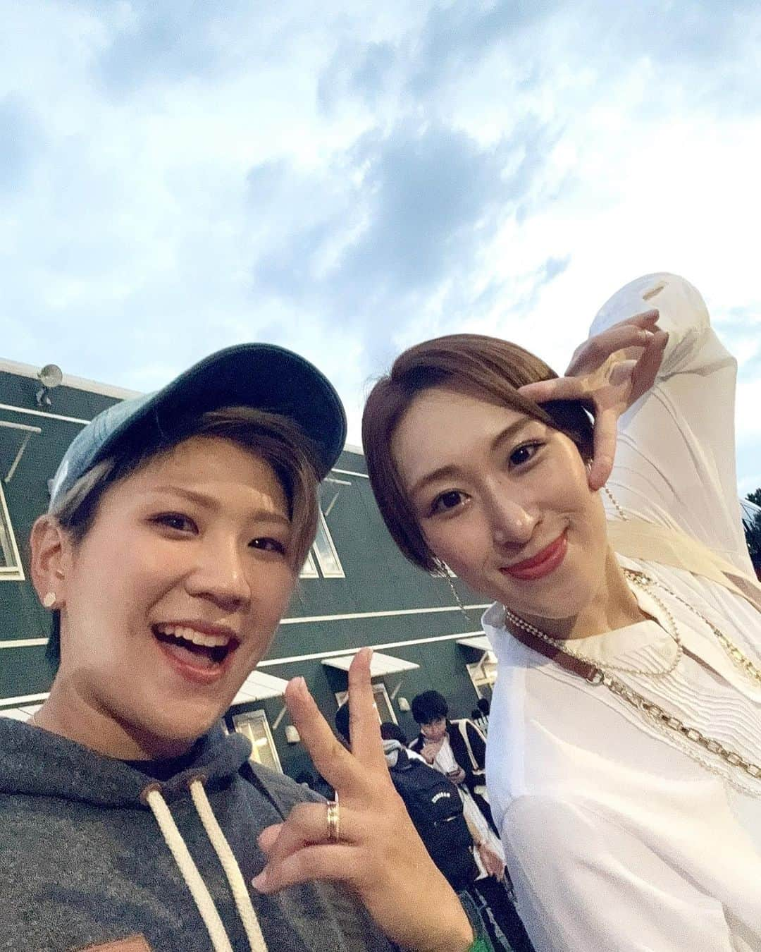 成田美寿々のインスタグラム：「クライマックスシリーズ2023ファーストステージ⚾️ ３日間参戦させていただきました！！  1日目はみっすーと✨ みっすーは私と知り合い、宝塚を観てみたい！と言ってくれて「はいからさんが通る」初演を観てもらったら、大ハマり🥳ゴルフの試合で優勝した副賞のピアノ。いる？と言われたので置く場所ないよ笑あ、劇団は？と話したら東京宝塚劇場ロビーに寄贈してくれました🥹妹のような友達のような…尊敬する1人です。 2.3日目はとまちゃんと✨ とまちゃんは研一の頃から野球が好きということで良く一緒に観戦に行ったり、海外旅行に行ったり仲良くしてもらってました！可愛くて何でもできる娘役さんで舞台でもプライベートでも頼りになる存在です！  ここからは球場でのお話を、、 熱い試合を毎日魅せていただいて…🙇‍♀️ありがとうございました。 ドラマがありすぎて。やっぱり野球が好き！！！ 野球選手の皆さんはアスリートでありアーティストだと感じました。 そして、 千葉ロッテマリーンズのファンの皆さんの応援凄かったです！！ 声を使った応援、ジャンプ、ロッテファンの皆さんの一体感が選手の皆さんを後押ししているように思いました🥹  福岡ソフトバンクホークスのファンの皆さんも人数では圧倒的な差がありましたが、心のこもった熱い応援🥺チャンステーマのメドレー！関東、関西、九州でしかそれぞれ聞けない応援歌に感動…私も大声を出して歌いました🗣️ コロナ禍で声出し無しの応援が続いていましたが、やっぱり声援は力になる！と改めて感じる試合でした。  私も無観客公演を経験しています。 お客様の拍手、笑い声、涙、笑顔全て生徒の原動力です！ 是非これからも生徒にパワーを送ってください✨ もちろん！お手紙などのメッセージも力になります☺️  #野球 #プロ野球 #福岡ソフトバンクホークス #千葉ロッテマリーンズ #softbankhawks  #chibalotte  #ZOZOマリンスタジアム #応援団 #宝塚歌劇団 #元宝塚歌劇団 #成田美寿々 #姫歌ひな乃 #笘篠ひとみ #和海しょう」