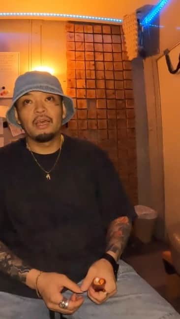 GAYA-Kのインスタグラム：「- さて今回のお話しは 俺と一緒に埼玉プロジェクトで活動もしている DJ KEN WATANABE @watanabeken5 彼とも付き合いはだいぶ長く🤝 いつもとんでもないことを企画しては 実行して結果を出す男と認識してる👏 俺はケンワタの行動力を 秘かに尊敬していたりしていて🤫 そんな彼の行動力に何か生きるヒントを 感じて貰えたりしたら嬉しいと思います🙌 それではご覧ください💁🏻‍♂️」