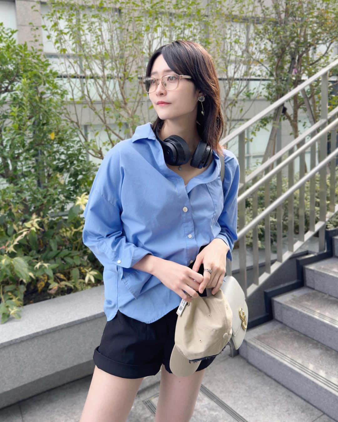 彩雪のインスタグラム：「久しぶりに私服👓 ショーパン履けるくらいまだまだ温かいね☀️ さあ、今日も稽古行ってきます〜！  #何枚目がすき ？  glasses#kearny  shirt#anuans pants#jouetie  shoes#onemile bag#cafuné」