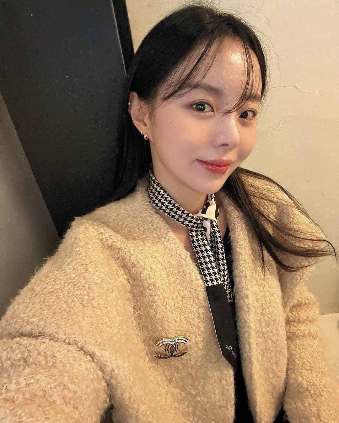 のインスタグラム：「지난 주말에 시아빠 생신기념 저녁 먹으러 가기전에 남편이랑 카페마실🍂🖤」