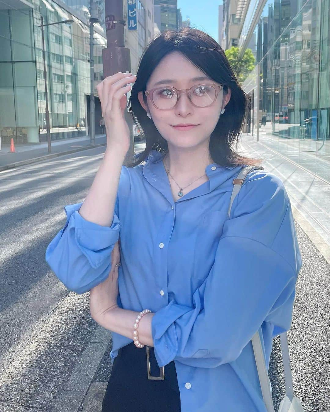 彩雪さんのインスタグラム写真 - (彩雪Instagram)「久しぶりに私服👓 ショーパン履けるくらいまだまだ温かいね☀️ さあ、今日も稽古行ってきます〜！  #何枚目がすき ？  glasses#kearny  shirt#anuans pants#jouetie  shoes#onemile bag#cafuné」10月28日 12時13分 - 1116_for