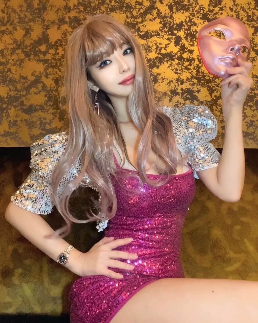 Yukiのインスタグラム：「2023ハロウィン1日目🎃 マスクガール😆🔆 衣装探すの苦労したけど、適当に買ったウィッグが1番クオリティ高かったです💡笑 マスクはりょうくんが作ってくれました🎭本当にあの人は職人だと思います✨彼の作る物のクオリティに驚く度になんで水商売やってるのか毎回不思議です🙂笑 ずっと付けてたかったけどマスク付けてるとドリンク飲めないし会話難しいから持ち歩いてました✨️今夜はまた別のコスプレします😆👍🔆 #마스크걸 #토요일밤에 #할로윈 #新宿 #歌舞伎町 #ハロウィン #マスクガール #コスプレ #pq #partyqueentokyo #halloween #maskgirl」