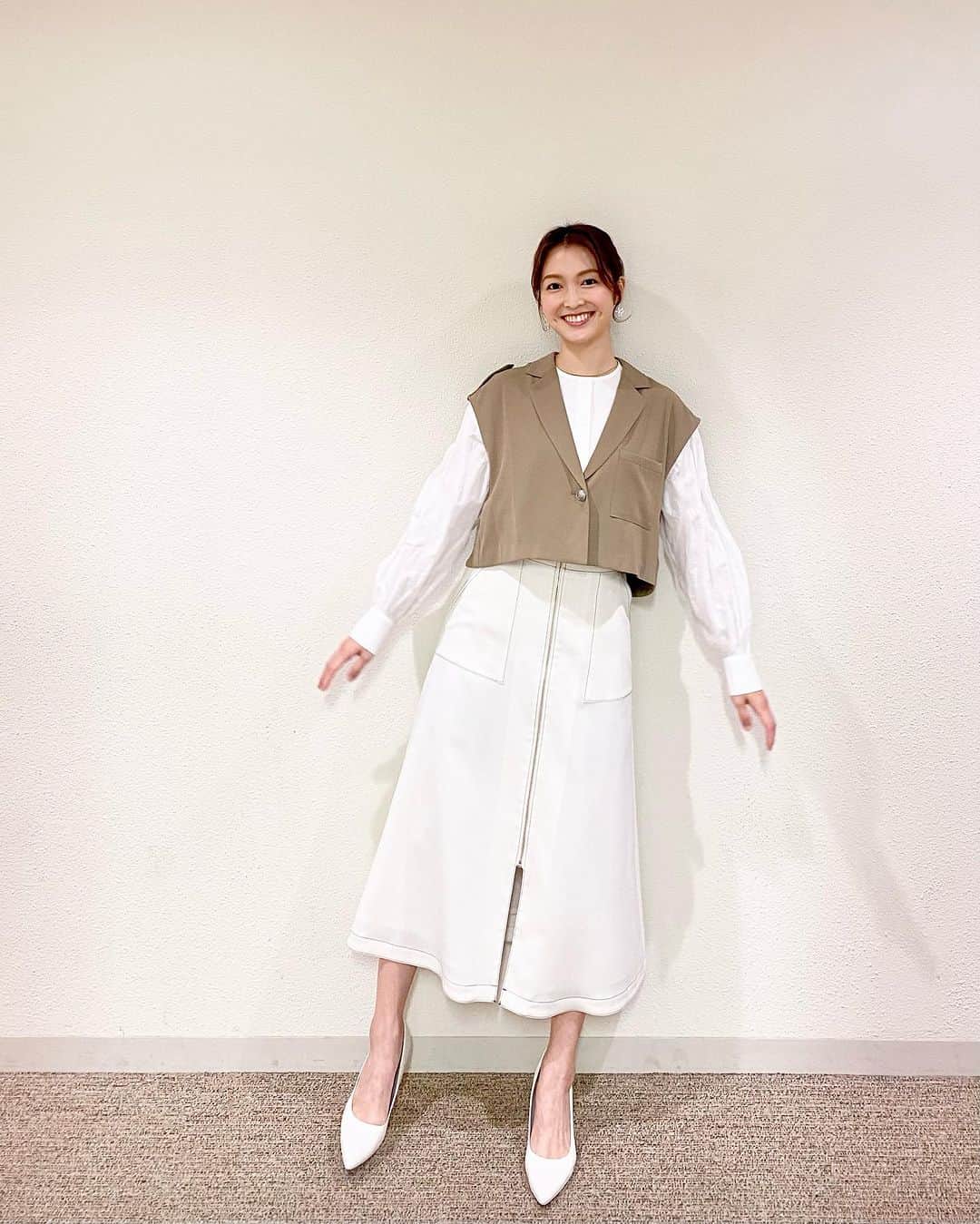 福田典子のインスタグラム：「いつもと少し雰囲気の違った日🫧  ヘアスタイルもよく見ると、 ヘアゴム隠しだけじゃなくて 編んであるようにも見える…！  この週末はみなさん 何をして過ごされますか？🌿  outfit #rawfudge_official」