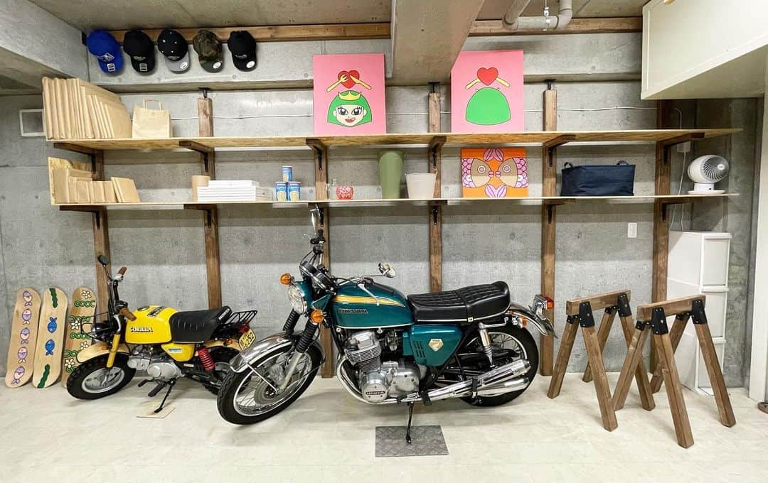 菊地智義さんのインスタグラム写真 - (菊地智義Instagram)「タケトさんのおかげで最高のガレージに進化しました！ バイクを置くとその上のスペースがなかなか上手に使えないんですよね。 かと言って棚を置いちゃうとそもそもバイクを置けなくなっちゃう…。 それが2万円ちょいで解決してます！ YouTubeチャンネル『タケトDIY field』で是非ご覧下さい。 私のバイクオタク感が強過ぎる前半は勘弁してやって下さい笑 素晴らしい仕上がりありがとうございました！  追伸 おまけ動画に入れてくれた“おキク夫人”からの御礼品で、キーホルダーを私が個展の余り物みたいに言ってるの妻から叱られました。 「余り物渡す訳ない！それじゃタケトさんに失礼だ！」と…。 現在販売分はすでに完売しておりますので、帽子やキーホルダー再販の際はまたお知らせさせて頂きます。 絵のオーダーなども妻のインスタから受け付けております。 よろしくお願いします。 #タケト さん #タケトDIYfield #ガレージDIY」10月28日 12時19分 - potatokikuchi2