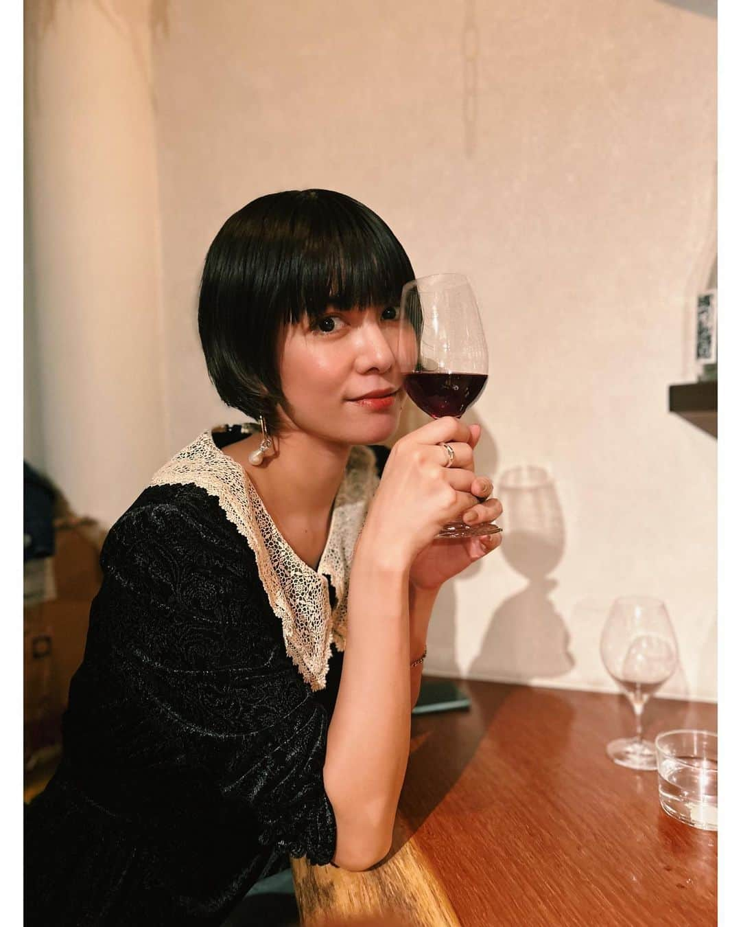 菅原沙樹のインスタグラム：「昨日の記念日ご飯🍷 せっかくなら自分たちでなかなか買えない食材の食べたいよねってなってチョイスしたやつどれもこれも美味しくて、特に、生ポルチーニ茸のやつと、鹿のやつ、新しくて美味しくてビックリだった。調子に乗ってワイン2本も空けてしまった。サイコー。」