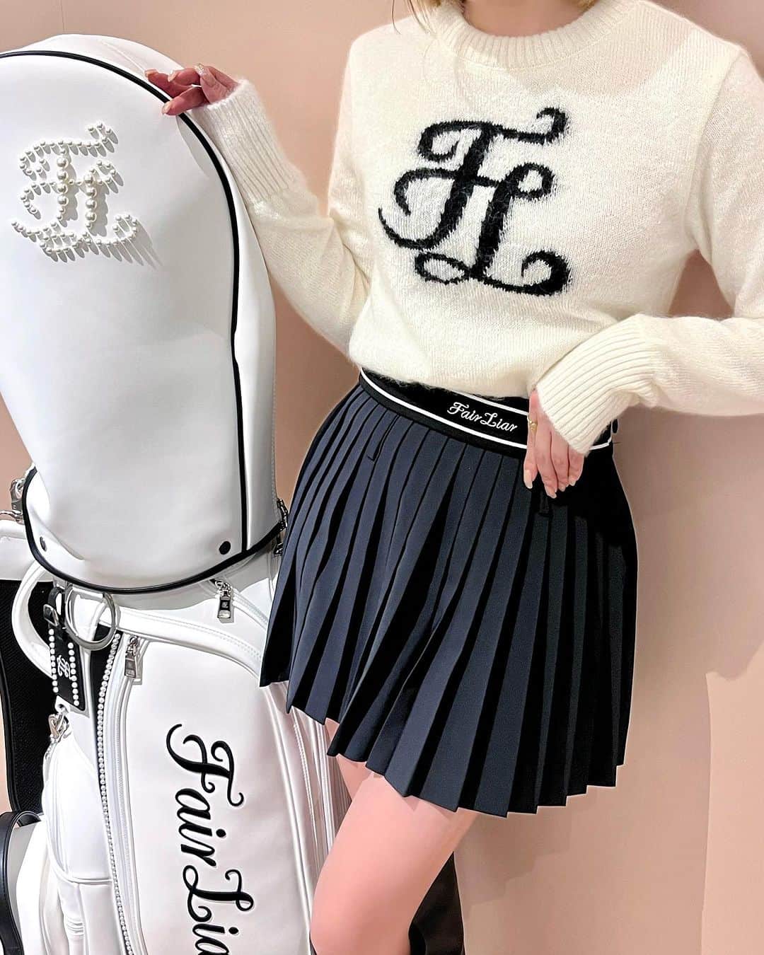 エリンコさんのインスタグラム写真 - (エリンコInstagram)「⛳️🎀♡ . ねぇ、可愛いすぎない？？🥹💕 . これ、ゴルフウェアなの！！！ 先日展示会にお邪魔させてもらいました💞 . こんな可愛いのみたことないー🖤 私服でも着て可愛いくて ウェアーだから機能性とかも抜群🪽 . 韓国で大人気のブランドで日本初上陸っ🥳✨ ゴルフウェア界のCHANELと呼ばれている 高級ウェアブランド♥ . 可愛いコーデを組んで着てみた🎵 他にも可愛いアイテムたくさんあったよ🖤 . 前にゴルフのシュミレーション初めて行った時 一発目から当たってまっすぐ飛んで 頭もブレてない！って褒められたから ゴルフやってみようかなって思ってる🏌️‍♀️💕 新しい趣味見つけられそうーっ💝 . @fairliar_official @fairliar.jp  . #フェアライアー #fairliar #ゴルフ #ゴルフウェア #ゴルフ女子 #えりんコーデ #えりんこヘアアレンジ #モノトーンコーデ #ゴルフ初心者」10月28日 12時20分 - erinko0315