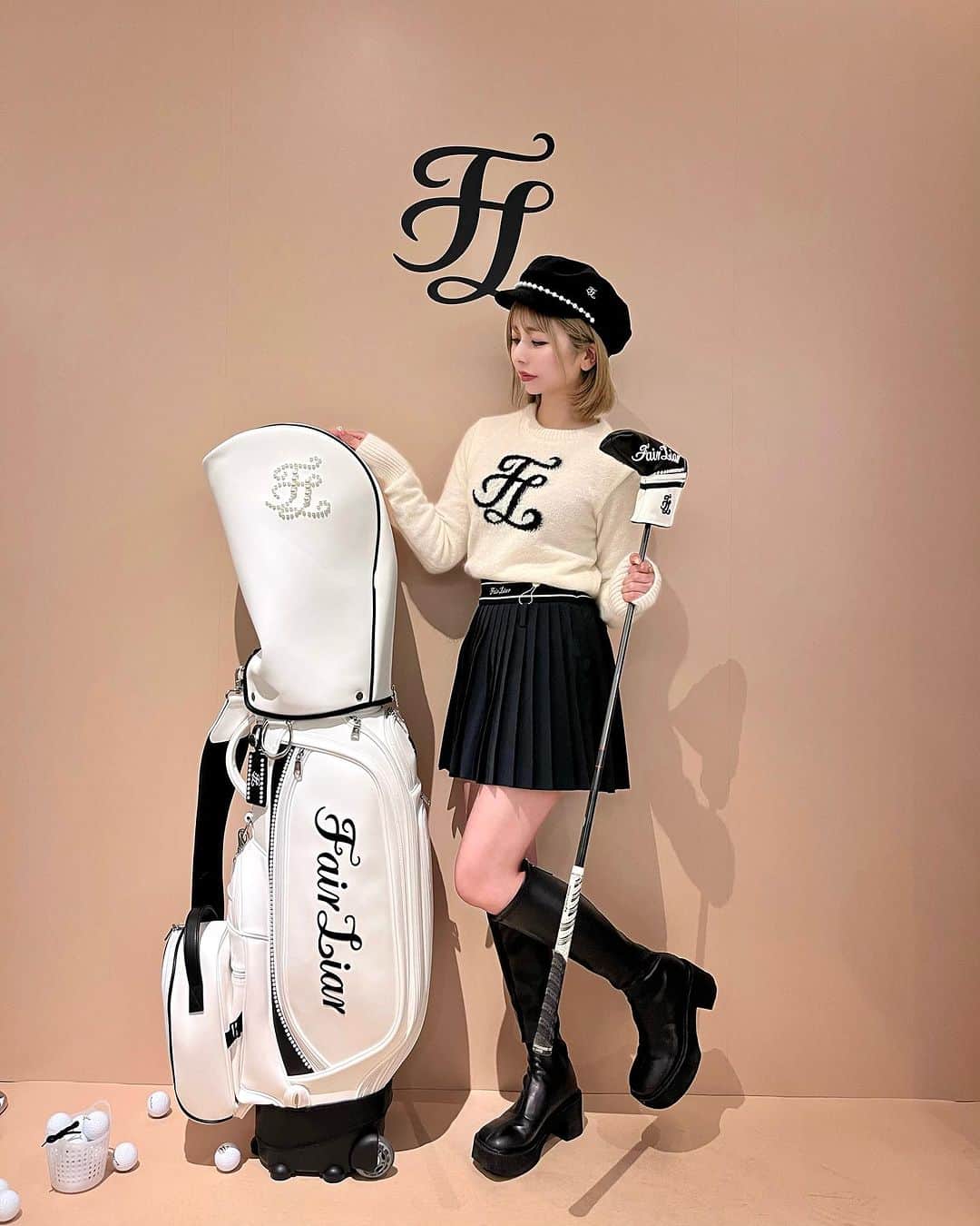 エリンコさんのインスタグラム写真 - (エリンコInstagram)「⛳️🎀♡ . ねぇ、可愛いすぎない？？🥹💕 . これ、ゴルフウェアなの！！！ 先日展示会にお邪魔させてもらいました💞 . こんな可愛いのみたことないー🖤 私服でも着て可愛いくて ウェアーだから機能性とかも抜群🪽 . 韓国で大人気のブランドで日本初上陸っ🥳✨ ゴルフウェア界のCHANELと呼ばれている 高級ウェアブランド♥ . 可愛いコーデを組んで着てみた🎵 他にも可愛いアイテムたくさんあったよ🖤 . 前にゴルフのシュミレーション初めて行った時 一発目から当たってまっすぐ飛んで 頭もブレてない！って褒められたから ゴルフやってみようかなって思ってる🏌️‍♀️💕 新しい趣味見つけられそうーっ💝 . @fairliar_official @fairliar.jp  . #フェアライアー #fairliar #ゴルフ #ゴルフウェア #ゴルフ女子 #えりんコーデ #えりんこヘアアレンジ #モノトーンコーデ #ゴルフ初心者」10月28日 12時20分 - erinko0315