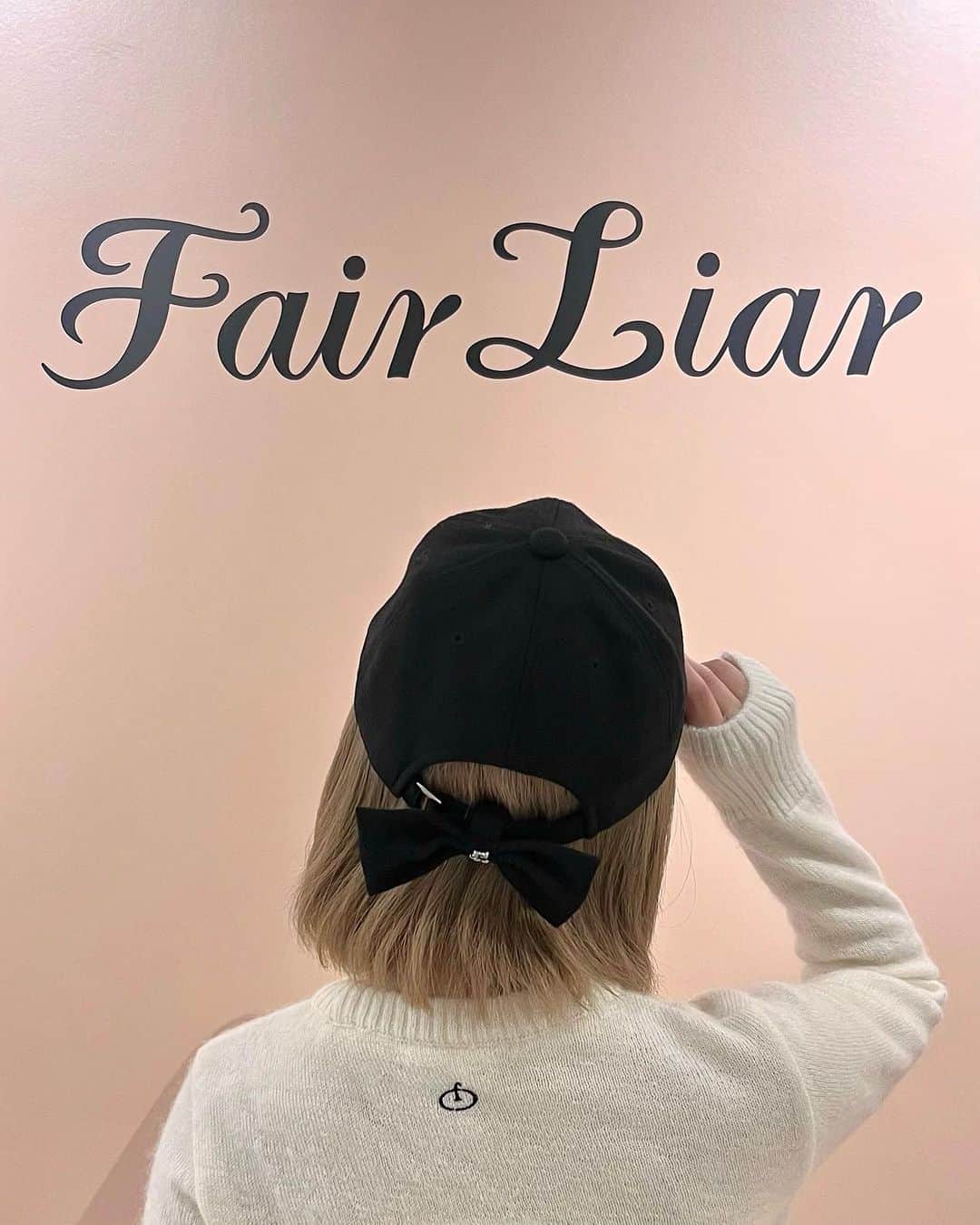 エリンコさんのインスタグラム写真 - (エリンコInstagram)「⛳️🎀♡ . ねぇ、可愛いすぎない？？🥹💕 . これ、ゴルフウェアなの！！！ 先日展示会にお邪魔させてもらいました💞 . こんな可愛いのみたことないー🖤 私服でも着て可愛いくて ウェアーだから機能性とかも抜群🪽 . 韓国で大人気のブランドで日本初上陸っ🥳✨ ゴルフウェア界のCHANELと呼ばれている 高級ウェアブランド♥ . 可愛いコーデを組んで着てみた🎵 他にも可愛いアイテムたくさんあったよ🖤 . 前にゴルフのシュミレーション初めて行った時 一発目から当たってまっすぐ飛んで 頭もブレてない！って褒められたから ゴルフやってみようかなって思ってる🏌️‍♀️💕 新しい趣味見つけられそうーっ💝 . @fairliar_official @fairliar.jp  . #フェアライアー #fairliar #ゴルフ #ゴルフウェア #ゴルフ女子 #えりんコーデ #えりんこヘアアレンジ #モノトーンコーデ #ゴルフ初心者」10月28日 12時20分 - erinko0315