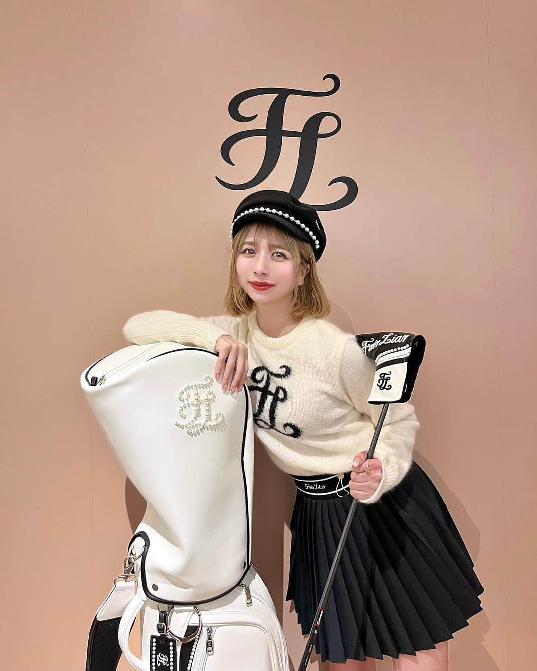 エリンコさんのインスタグラム写真 - (エリンコInstagram)「⛳️🎀♡ . ねぇ、可愛いすぎない？？🥹💕 . これ、ゴルフウェアなの！！！ 先日展示会にお邪魔させてもらいました💞 . こんな可愛いのみたことないー🖤 私服でも着て可愛いくて ウェアーだから機能性とかも抜群🪽 . 韓国で大人気のブランドで日本初上陸っ🥳✨ ゴルフウェア界のCHANELと呼ばれている 高級ウェアブランド♥ . 可愛いコーデを組んで着てみた🎵 他にも可愛いアイテムたくさんあったよ🖤 . 前にゴルフのシュミレーション初めて行った時 一発目から当たってまっすぐ飛んで 頭もブレてない！って褒められたから ゴルフやってみようかなって思ってる🏌️‍♀️💕 新しい趣味見つけられそうーっ💝 . @fairliar_official @fairliar.jp  . #フェアライアー #fairliar #ゴルフ #ゴルフウェア #ゴルフ女子 #えりんコーデ #えりんこヘアアレンジ #モノトーンコーデ #ゴルフ初心者」10月28日 12時20分 - erinko0315