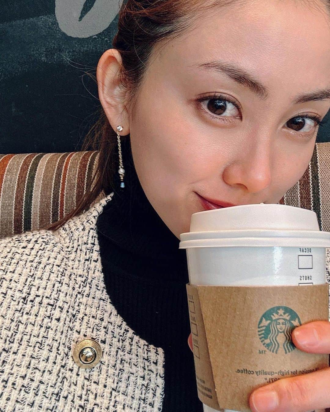 宮坂灯里のインスタグラム：「☕️🤍」