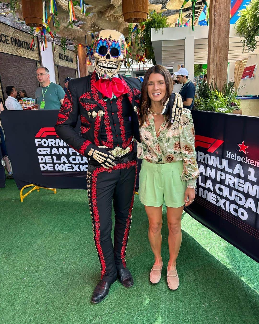 ダニカ・パトリックさんのインスタグラム写真 - (ダニカ・パトリックInstagram)「Hola! Festive day at the track in Mexico City!」10月28日 12時30分 - danicapatrick