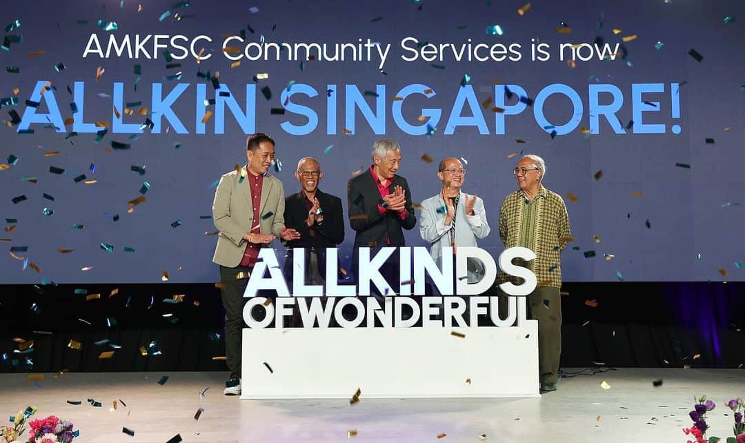 のインスタグラム：「AMKFSC Community Services pioneered Singapore’s first Family Service Centre in 1978. Since then it has contributed steadily to our community. Today, they operate 40 touchpoints serving children and youth, families, seniors, and other vulnerable groups. During the pandemic, they provided transitional shelters for the homeless.  Happy to launch their new name – @allkinsingapore – at their 45th anniversary charity dinner last night, which raised $1 million! The new name reflects their broader scope of work, as they work towards their vision ‘Enhancing and Enriching Lives’.  Strengthening families is important not just for our next generations, but also in our ageing society. NGOs like Allkin play a key role strengthening our community, and building a more inclusive and caring Singapore. Thank you and congratulations, Allkin! – LHL  (MCI Photos by Liu Ying)」