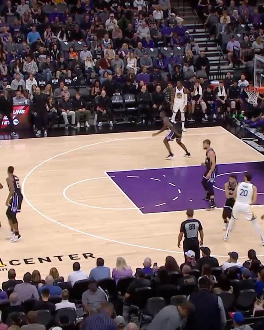 ゴールデンステート・ウォリアーズのインスタグラム：「JK with the wide open three brings the Dubs up at the half 😤」