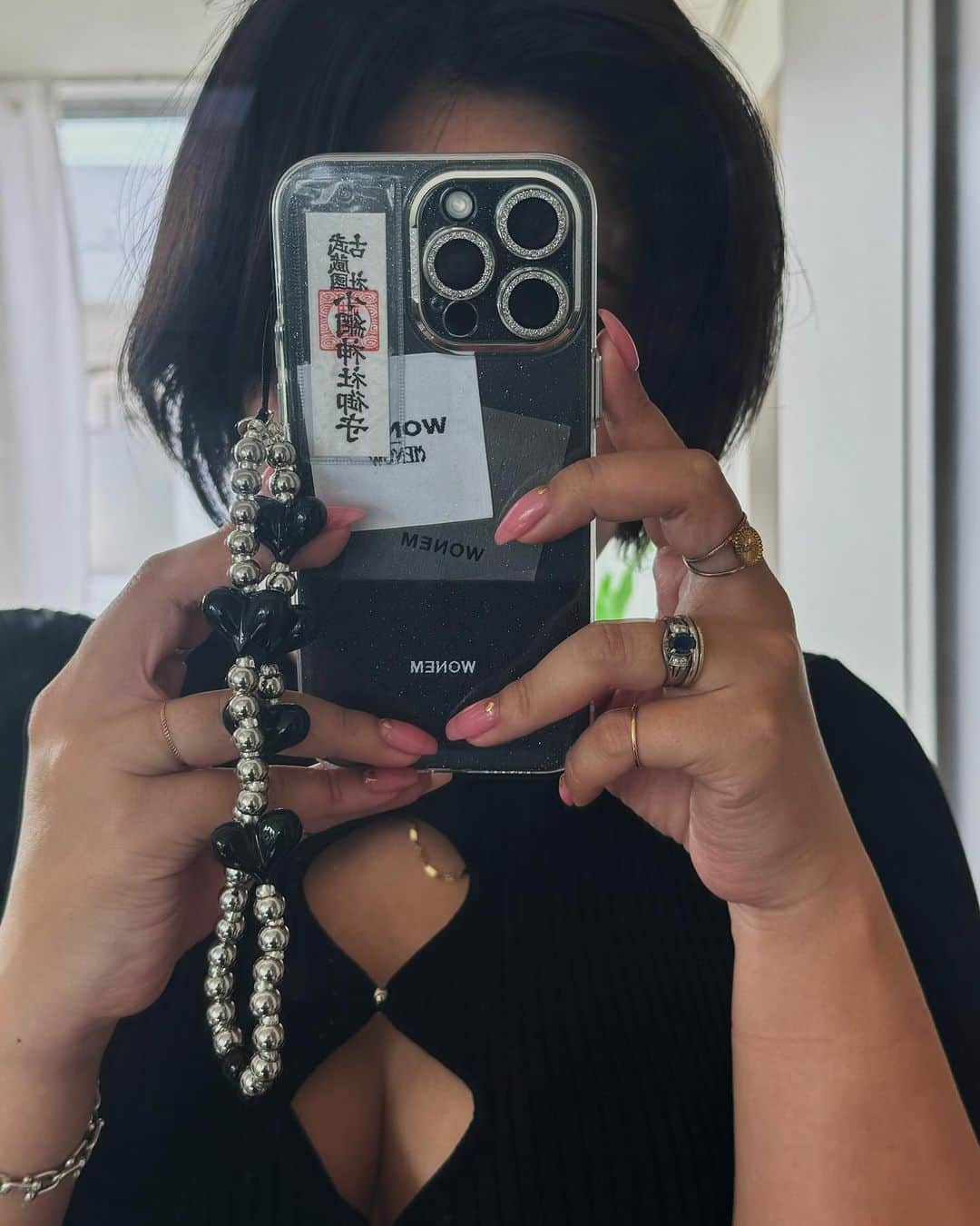 金子若菜のインスタグラム：「⠀ もう届かないんじゃないかってぐらい待ったiPhoneケース。 キラキラだし 大切なもの詰め込まれてて 超可愛いんだけど、俺の携帯。」