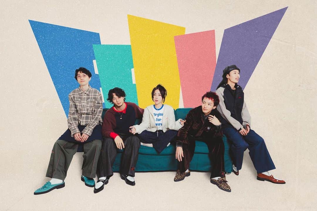 EOWのインスタグラム：「📸New Artist Photo📸  色んな意味と希望を込めた新アー写💖🪽 EOWがもっともっとたくさんの人の心を 踊らせるバンドになるように🙏🪩🚀  Art Direction / Photographer @yoshrum  Styling directed by SYU. Brand are SYUMAN. Animus. @syu_official  @hidenujack Hare & Make up @kazuta_shirogane」