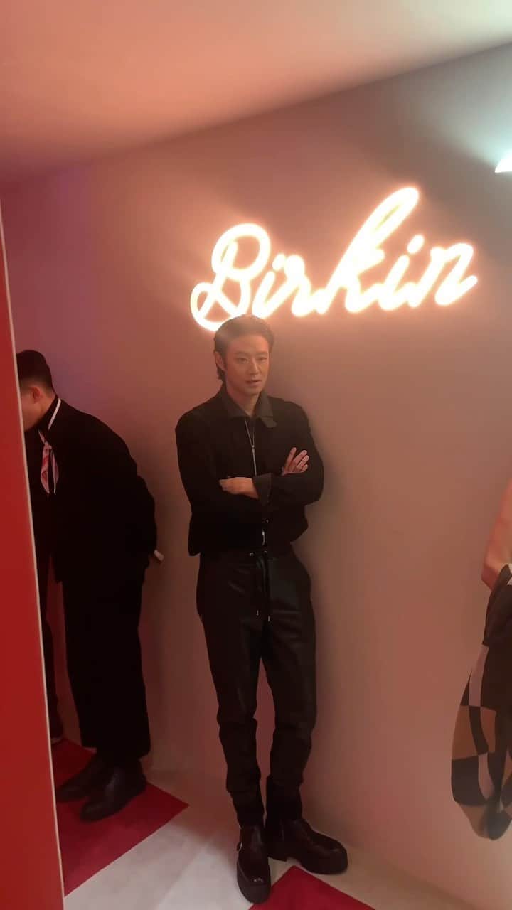 チョン・ジョンミョンのインスタグラム：「슬릭백 도전해..봐?  Please check in @hermes」