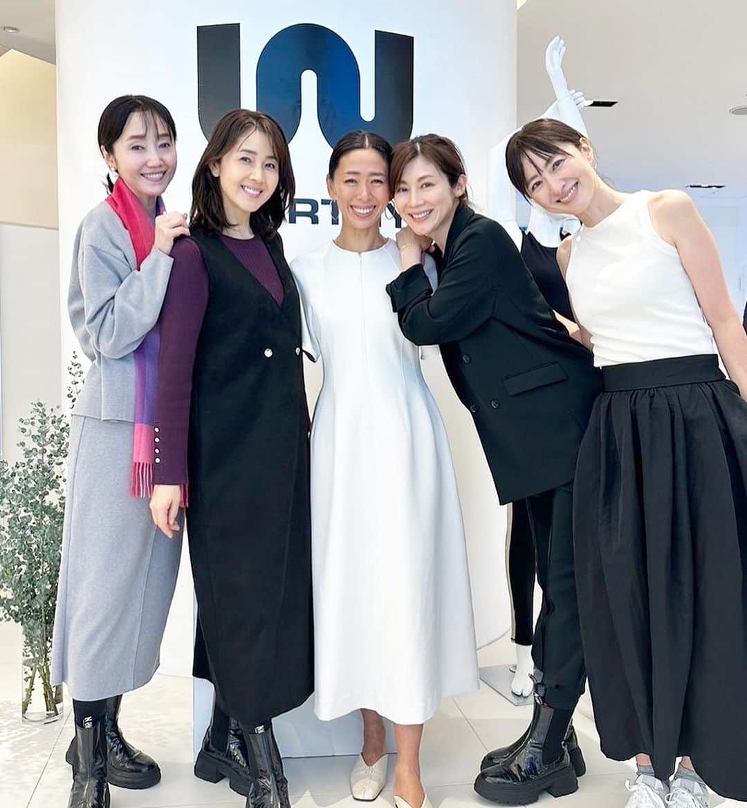 前田ゆかのインスタグラム：「@wakanozawa  野沢和香ちゃんプロデュースブランド @werthy.official (ワーシー) 1st  Anniversary   初のPOPUP STORE  代官山で開催されているので行って来ました♪  ステキな空間の UP SIDE DOWN GALLEY✨ 10月28日、29日の2日間 どなたでも入場出来ます。  心と体のwell-beingなブランド スポーティーにヨガやpilatesウエアや 普段の日常なカジュアルからキレイめの物も揃ってます。 カジュアルとエレガンスがキレイに組み合わさって 欲しくなるものがたくさん✨  和香ちゃんの明るく愛がぎゅっと詰まった❤️コレクション  @27.allen_miho  @orikagram  @keiko_ashida  @kozue.official  何度も試着してお買い物してきました♪ お手伝いしていた @hiroyo1004 ちゃんに も会いに✨  150-0053東京都渋谷区鉢山町13-12  #werthy #ワーシー #ヨガウェア #selflove」