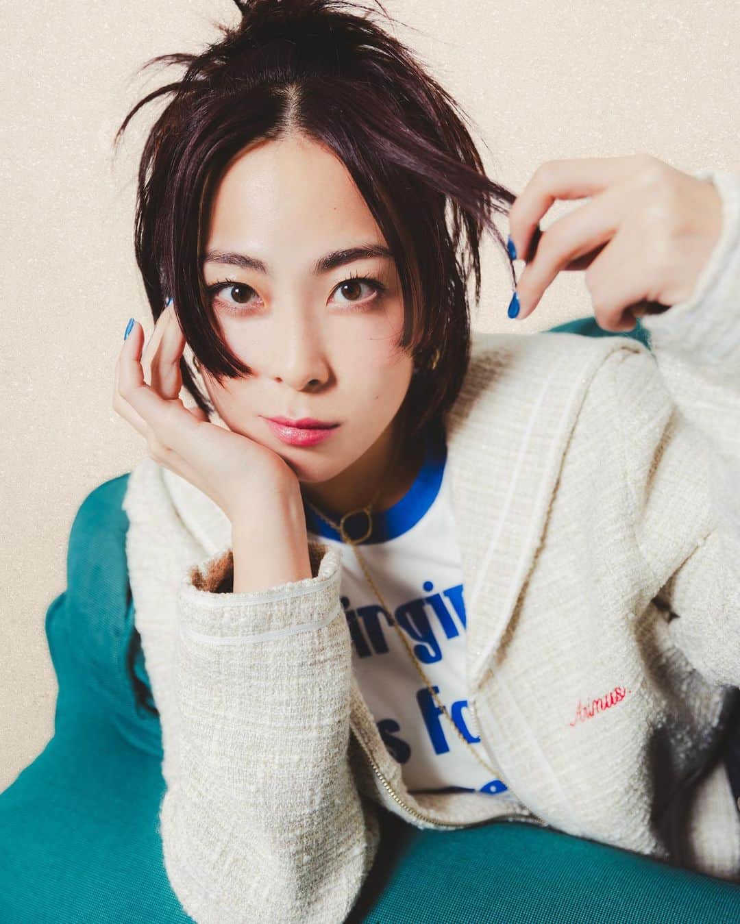 EOWのインスタグラム：「📸New Artist Photo📸  スタイリングはだいっっっすきな @syu_official 😭🫶💖🪽  メンバー全員上から下までsyu 感無量っす。。。😭  そしてカメラとアートディレクションも だいっっっすきな @yoshrum 🙏  メンバーのああでもないこうでもないに 丁寧に向き合って最高の形で表現してくれました💎  ヘアメイクもこれまただいっっっすきな @kazuta_shirogane さん💖 私達のキャラクターを理解して これでもかと魅力を引き出してくれます🥹  たくさんの愛で出来上がった新アー写を掲げて EOWなりのHOPE爆発させてくぜ🚀  Art Direction / Photographer @yoshrum  Styling directed by SYU. Brand are SYUMAN. Animus. @syu_official  @hidenujack Hare & Make up @kazuta_shirogane」