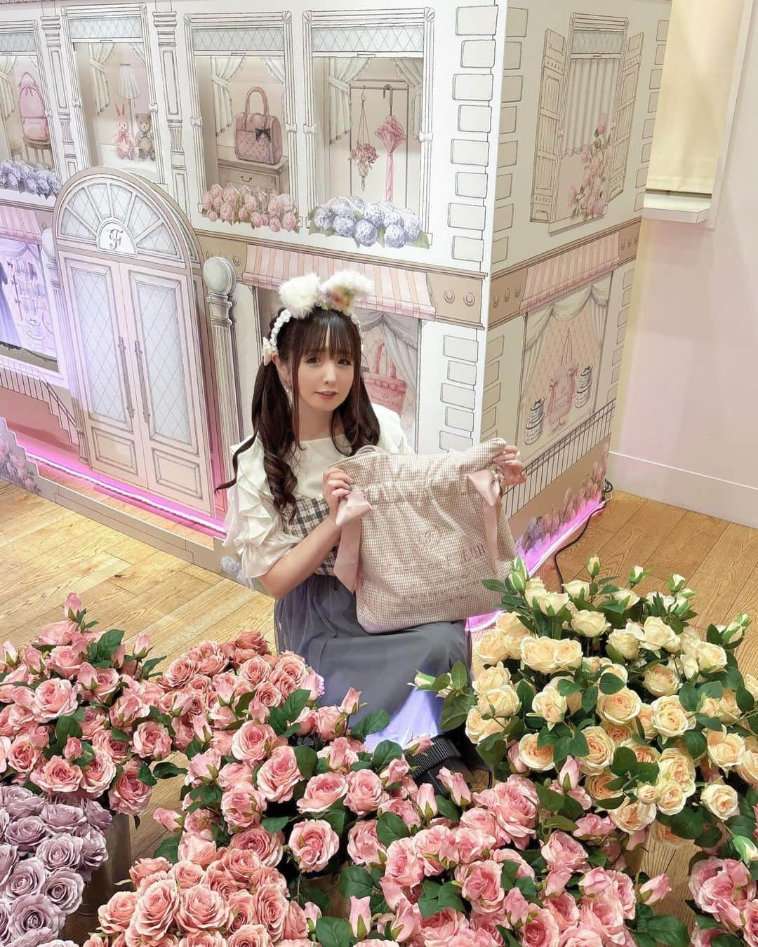 伊藤芽衣のインスタグラム：「今季は Maison de FLEURさんの 千鳥チェックの ピンクトートを愛用中♡ ⁡ 上品な色味が 秋冬服と合わせやすくて とてもお気に入り♡ ⁡ #メゾンドフルール #maisondefleur #maisondefleur10  #トートバッグ」