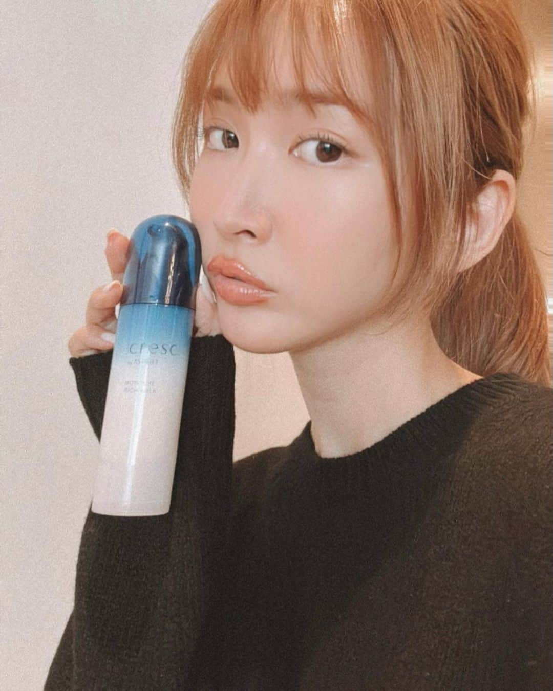 紗栄子さんのインスタグラム写真 - (紗栄子Instagram)「季節の変わり目だからか、乾燥やお肌の揺らぎを感じることが増えた今日この頃…🍂​🌞🤎  最近スキンケアに取り入れてる『cresc. by ASTALIFT』は富士フイルムの乾燥・敏感肌向けスキンケアブランドで、 ​これからの時期にも嬉しい味方❤️‍🔥✨  その中でもこのモイスチュア リッチミルクは、しっとりとした使い心地で塗るというより肌に「なじむ」感覚🫶🏻✨ ​💫  秋冬に向けてのスキンケアでおすすめしたいお気に入りアイテムなので、気になる方は試してみてね😊👍🏻🫧🎀  #クレスク #crescbyASTALIFT #きまぐれ敏感肌 #PR」10月28日 12時45分 - saekoofficial