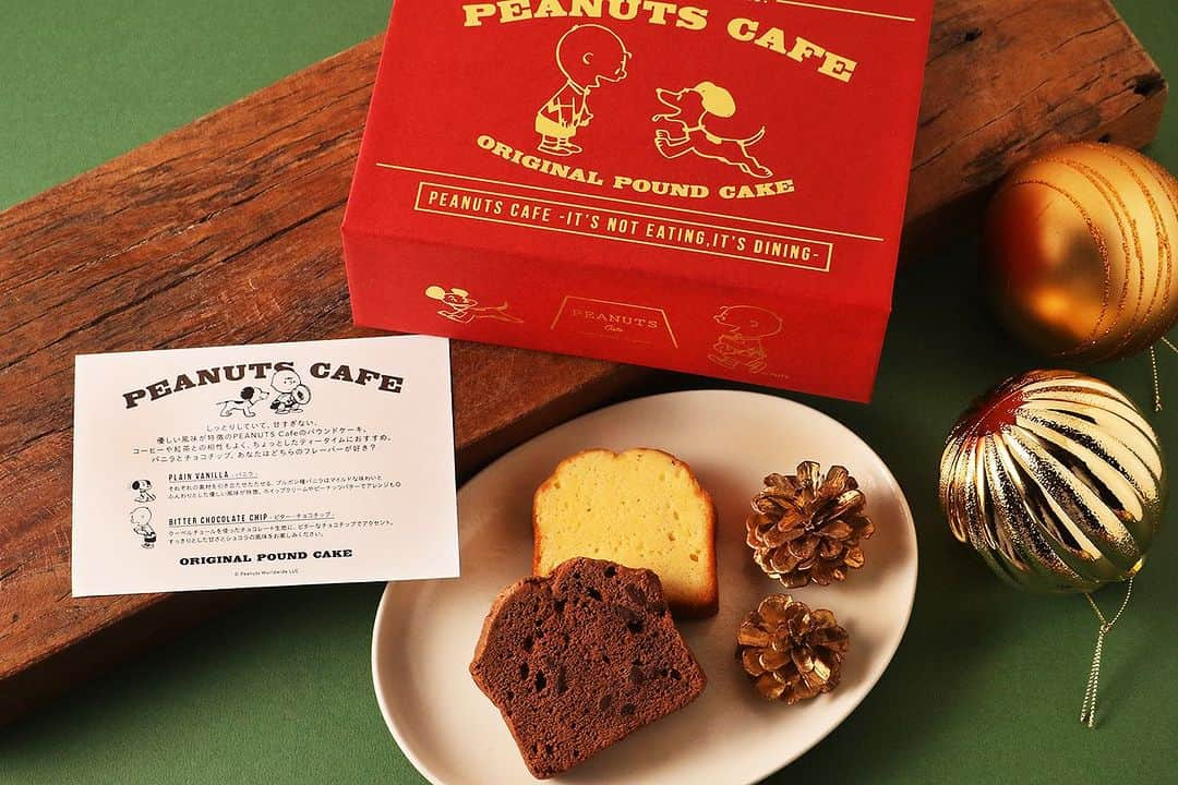 ピーナッツ カフェのインスタグラム：「coming soon... | GOODS ⁡  \ ホリデーシーズン限定 / クリスマス仕様のパッケージが可愛いPEANUTS Cafe オリジナルパウンドケーキが11/1(水)より登場！ ⁡ 素材にこだわった2種類のフレーバーがセットになったパウンドケーキを毎月数量限定で販売。 11月と12月はクリスマス限定パッケージに◎ 50年代のアートを上質な箔押しで施したパッケージは、食べた後に小物入れに使っても可愛い仕上がりに。 ⁡ □PEANUTS Cafe オリジナルパウンドケーキ (バニラ / ビター・チョコチップ) 各3個入り　￥2,484(tax in) ⁡ バニラとビター・チョコチップのパウンドケーキは、しっとりしていて甘すぎず優しい風味がコーヒーや紅茶との相性もよく、ティータイムにおすすめ。 食べやすく配りやすい個包装なので、自分用にはもちろん、ちょっとしたお土産にも喜ばれること間違いなし◎ ⁡ 《バニラ》 それぞれの素材を引き立たたせる、ブルボン種バニラはマイルドな味わいとふんわりとした優しい風味が特徴。 ホイップクリームやピーナッツバターでアレンジも◎ 《ビター・チョコチップ》 クーベルチュールを使ったチョコレート生地に、ビターなチョコチップでアクセント。すっきりとした甘さとショコラの風味をお楽しみください。 ⁡ ‐販売日 2023年11月1日(水) ※なくなり次第終了 ⁡ ‐販売店舗(完売状況) ※11/10更新 PEANUTS Cafe 中目黒　【完売】 PEANUTS Cafe 神戸 【完売】 PEANUTS Cafe スヌーピーミュージアム(南町田)　【完売】 PEANUTS Cafe 名古屋　【完売】 PEANUTS Cafe サニーサイドキッチン(原宿)　【完売】 PEANUTS Cafe 大阪　 PEANUTS Cafe 博多 PEANUTS Cafe オンラインショップ 【完売】　 ※毎月1日に数量限定で販売。 ※各店販売状況に関しては、こちらの投稿にて更新いたします。 ※博多店もクリスマス限定パッケージで展開いたします。 ⁡ @peanutscafe_tokyo トップのリンクより、オンラインショップページでもお買い求めいただけます。」