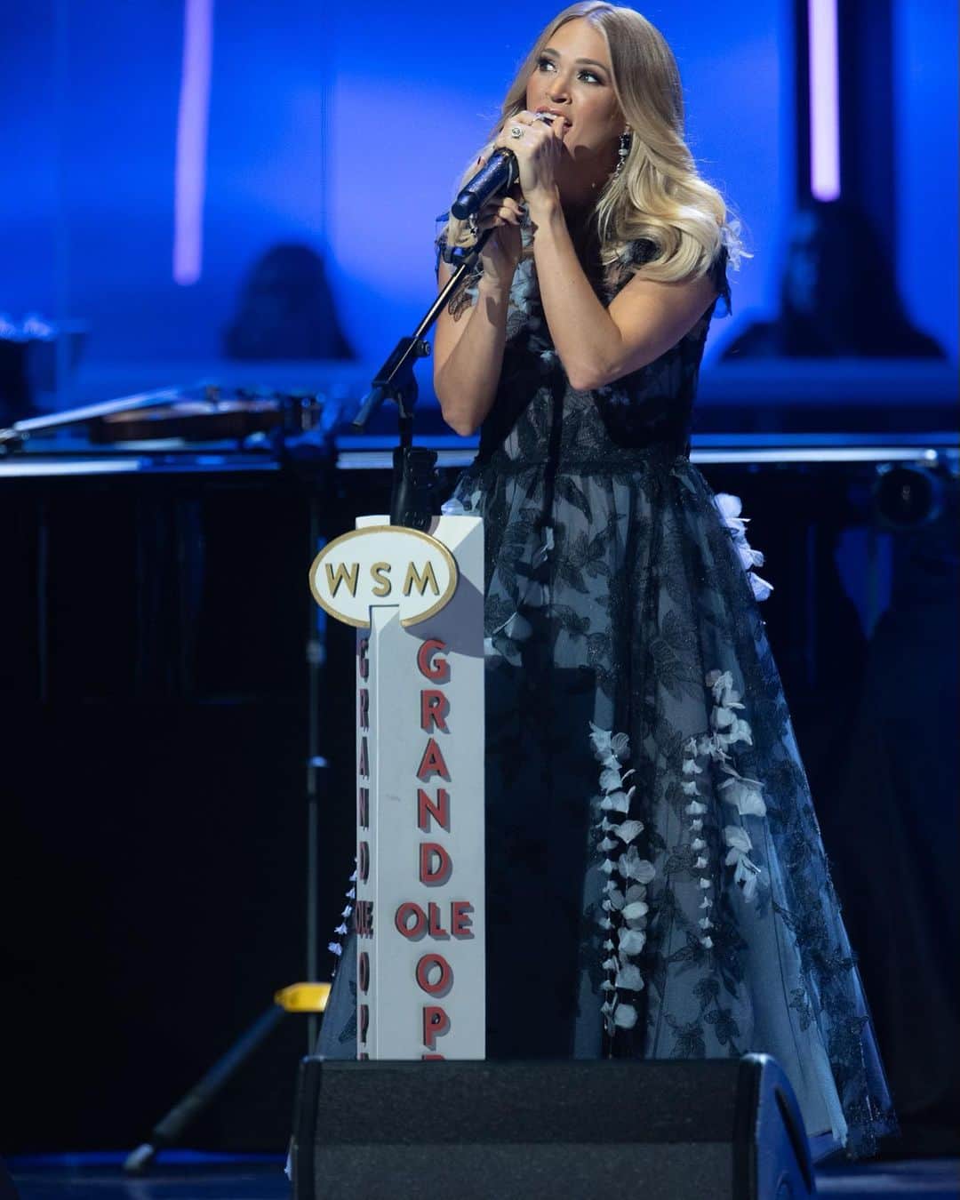 キャリー・アンダーウッドさんのインスタグラム写真 - (キャリー・アンダーウッドInstagram)「Always a dream to play the @opry ! Thanks for all the ❤️ tonight… #Nashville #GrandOleOpry 📸: @chrishollo ☺️🥰🎶」10月28日 12時57分 - carrieunderwood