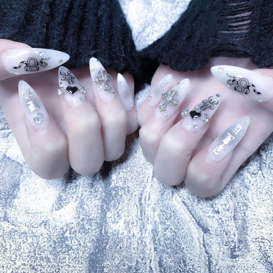 ツグミ＝ノアのインスタグラム：「#newnail 𓆩‪‪❤︎‬𓆪」