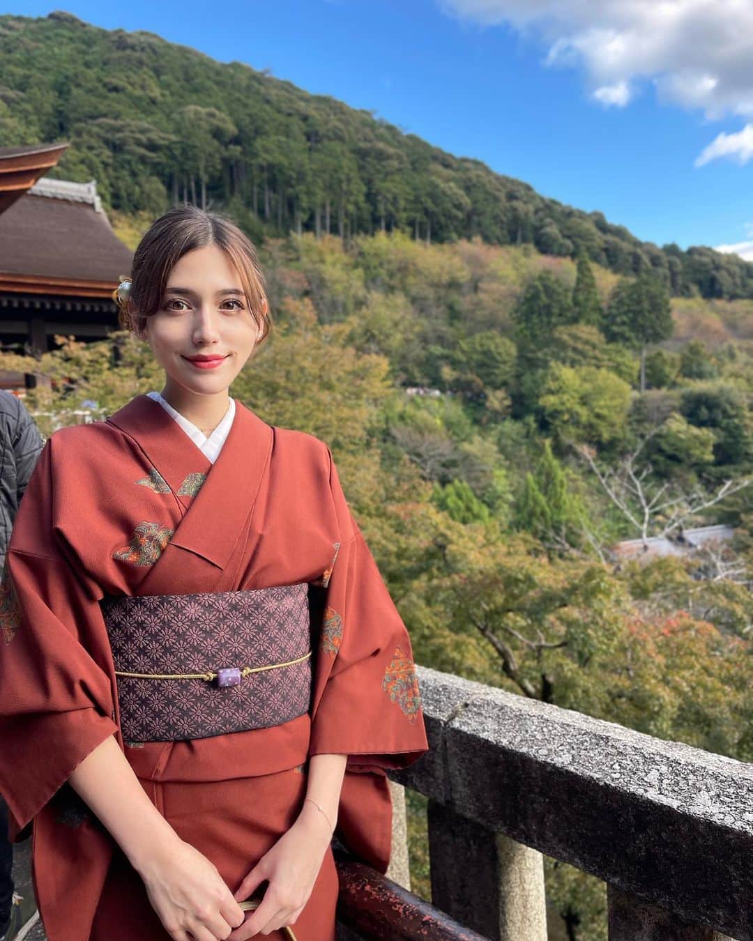 アシュリー千帆のインスタグラム：「.  本日10月28日で30歳になりました- ̗̀ 🎂 ̖́-  お祝いメッセージ送ってくださった方 ありがとうございます🫶🩷 ゆっくり読んでからお返事させていただきます✉️  楽しみにしていた30代✨  見た目の美容の努力はもっともっと続けて 知識も考え方も厚みを持てるように 健康的な身体と 健康的で余裕を持った心で日々を過ごせるように  毎日1日ずつその日を振り返って過ごしていきます🍀*゜  毎日素敵な方々に囲まれて ほんっとうに幸せです😌💕  いつもありがとうございます😊 これからもよろしくお願いいたします⭐️  あ、 おみくじ引いて77で ダブルラッキーセブン🩷 って喜んでたら凶でした！！！笑  .」