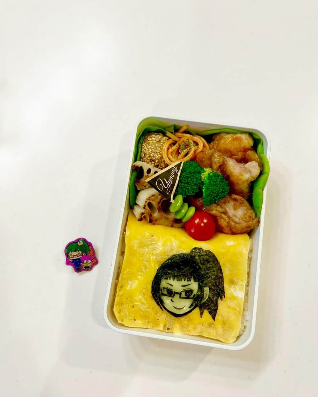 korokoronyaさんのインスタグラム写真 - (korokoronyaInstagram)「❁*∗ 28 Oct, 2023  Trick or Treat 👻🎃 & Today’s Chibi-mame’s BENTO🍱  * ちゅーるくれなきゃ イタズラしちゃうぞ👻🎃 * 今日は体育発表会でした。 …うちの学校はもう従来の運動会は やらないようで(クラスが増えて校庭に全学年入りきらない からだって…都会は土地が狭い😓) 結局コロナ禍から最後まで学年分散したままで、 終わりました。先生も親もぱぱっと見て 帰れるから楽だけどw、 何か全然盛り上がらなくて寂しい😅 イベントって感じじゃなくて、 最後なのに…ウルってできんかった🥺💦 で、久しぶりの #ちびマメべんと 🍱 前回に引き続きちびマメの大好きな #呪術廻戦 の #禪院真希 ですが… 客観的に見て全然似てなくて凹む。 来月も一回お弁当あり、頑張る。 * #mame_koronya」10月28日 18時22分 - korokoronya