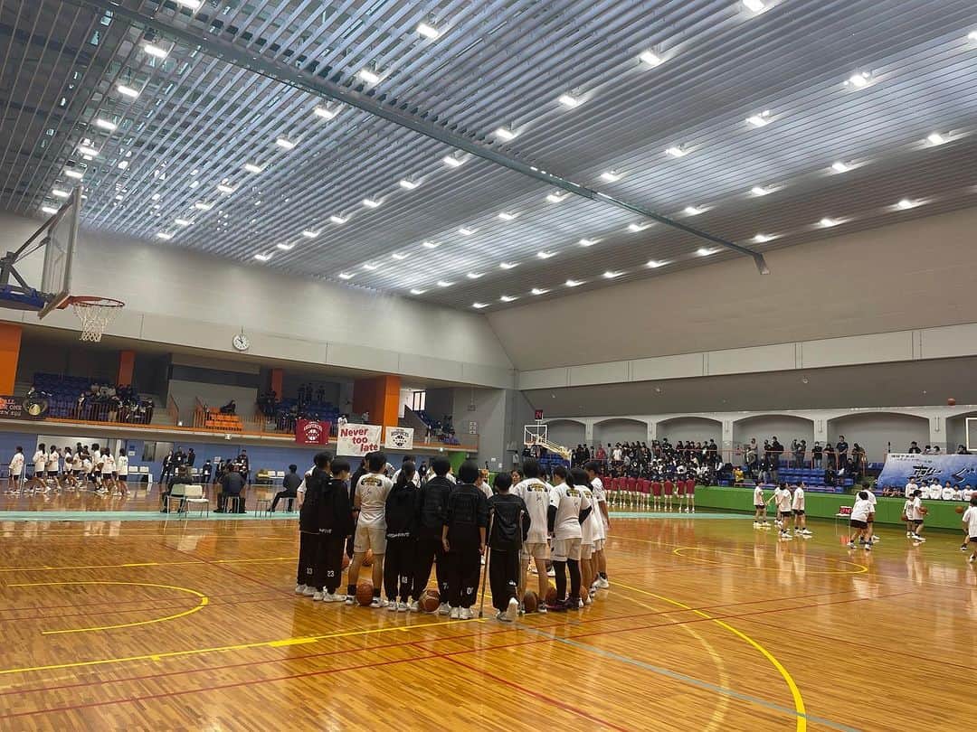 のインスタグラム：「AT(アスレティックトレーナー)現場実習 U15ジュニアウィンターカップ大阪予選準決勝 スポーツ科学科の学生トレーナーもアスレティックトレーナー筆記試験直前の集大成のゲーム🏀 チームの一員として何ができるか。強い相手に立ち向かう姿にこちらが勇気と元気をもらいました！現場も勉強📖もやってきたことを形にします🙌✨  #大阪ハイテク #専門学校 #医療 #スポーツ #バイオ #再生医療 #人工知能 #授業 #実習 #アスレティックトレーナー #鍼灸師 #柔道整復師 #臨床工学技士 #バイオ技術者 #AIエンジニア #新大阪 #高校生 #部活 #バスケ部」