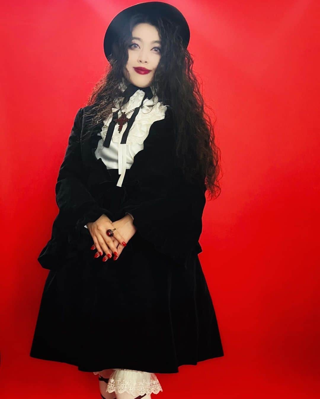 益子寺かおりさんのインスタグラム写真 - (益子寺かおりInstagram)「MALICE MIZER ・Mana様のブランド、Moi-même-Moitiéによる変身企画🌹  こちらは自撮り＆オフショ写ルンです📷  バンギャだったガラスの十代の頃、 憧れのブランドだったモワティエ…！✨  まだ当時の私は中学生だったため手が届かず、 夜な夜なミシンを走らせては、自作のロリータ服を着て ライブや原宿へと足を運んでおりました…🌹  （3枚目に自分で作ったロリータ服を着た、 中学生の頃の写ルンですを添えて…♡）  まさかこうして、何十年の時を経て Mana様プロデュースのもと、憧れのモワティエのお洋服を身に纏えるなんて、光栄すぎました…！ あの頃の自分に聞かせてあげたい〜！！  ゴシックロリータの世界、そしてモワティエのお洋服には、色や素材、レースなど細部に渡ってこだわりの美意識と美学が息づいています✨  どこまでも世界観を徹底され続けているMana様の生き様そのものを感じ、お洋服を着ただけで、身が引き締まる想いでした…！  そしてMoi-même-Moitié様の作品づくりへのこだわりと情熱に刺激をいただき大興奮！ コーディネート、ヘアメイクから撮影まで… 愛が込められている作品には、パワーがズッポシ宿るものですね…🌹一生の宝物にいたします！！  やまだかつてない経験を 本当にサンクスモニカでございました…♡  ✝️撮影のメイキングやアザーカットは Moi-même-Moitiéオンラインサロン 「Mana様の青薔薇の館」にて🥀 ↓↓↓ https://lounge.dmm.com/detail/1686/content/30702/  #人生初のカラコン♡ #中学時代のワシの精一杯のロリータ可愛かろう☆ #ユザワヤや日暮里トマトで #格安生地やレースを買い漁る日々でした♡ #moimememoitie #moitie24th #モワメームモワティエ @moimememoitie_official  #egl #ega #elegantgothiclolita #elegantgothicaristocrat #gothiclolita #lolitafashion #gothic #MALICEMIZER #ベッドイン」10月28日 18時23分 - kaori_masuco