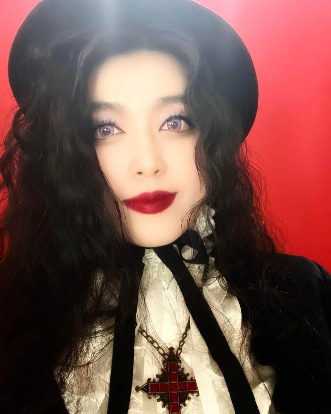 益子寺かおりのインスタグラム：「MALICE MIZER ・Mana様のブランド、Moi-même-Moitiéによる変身企画🌹  こちらは自撮り＆オフショ写ルンです📷  バンギャだったガラスの十代の頃、 憧れのブランドだったモワティエ…！✨  まだ当時の私は中学生だったため手が届かず、 夜な夜なミシンを走らせては、自作のロリータ服を着て ライブや原宿へと足を運んでおりました…🌹  （3枚目に自分で作ったロリータ服を着た、 中学生の頃の写ルンですを添えて…♡）  まさかこうして、何十年の時を経て Mana様プロデュースのもと、憧れのモワティエのお洋服を身に纏えるなんて、光栄すぎました…！ あの頃の自分に聞かせてあげたい〜！！  ゴシックロリータの世界、そしてモワティエのお洋服には、色や素材、レースなど細部に渡ってこだわりの美意識と美学が息づいています✨  どこまでも世界観を徹底され続けているMana様の生き様そのものを感じ、お洋服を着ただけで、身が引き締まる想いでした…！  そしてMoi-même-Moitié様の作品づくりへのこだわりと情熱に刺激をいただき大興奮！ コーディネート、ヘアメイクから撮影まで… 愛が込められている作品には、パワーがズッポシ宿るものですね…🌹一生の宝物にいたします！！  やまだかつてない経験を 本当にサンクスモニカでございました…♡  ✝️撮影のメイキングやアザーカットは Moi-même-Moitiéオンラインサロン 「Mana様の青薔薇の館」にて🥀 ↓↓↓ https://lounge.dmm.com/detail/1686/content/30702/  #人生初のカラコン♡ #中学時代のワシの精一杯のロリータ可愛かろう☆ #ユザワヤや日暮里トマトで #格安生地やレースを買い漁る日々でした♡ #moimememoitie #moitie24th #モワメームモワティエ @moimememoitie_official  #egl #ega #elegantgothiclolita #elegantgothicaristocrat #gothiclolita #lolitafashion #gothic #MALICEMIZER #ベッドイン」