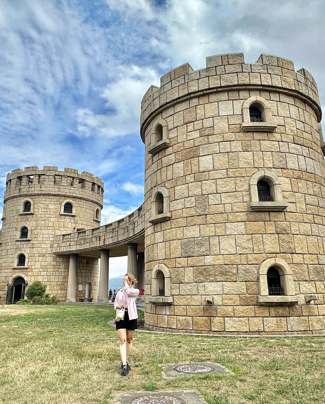 YuhKawasakiさんのインスタグラム写真 - (YuhKawasakiInstagram)「📍愛媛＆香川旅  映えスポット巡り📷 詳しくはBlogに書いてるから 見てね😊 この日は暑すぎて DAISOでサングラスと日傘買った🕶️笑 ： ： ： ： ： ： #四国水族館 #萬翠荘#道後温泉#飛鳥乃湯泉 #道後温泉本館 #道後温泉別館#蜷川実花#松山城#スターバックスコーヒー道後温泉駅舎#明治レトロ#松山総合公園#銭形砂絵 #愛媛観光 #愛媛旅行 #香川旅行 #香川旅行 #トランカー#松山観光 #四国旅行 #四国観光 #ehimejapan #kagawaken #kagawatrip #水族館デート #水族館巡り #水族館コーデ #shikoku_trip #国内旅行記 #nanoaquarium #aquariumofinstagram #aquariumgallery」10月28日 18時24分 - yuhkawasaki