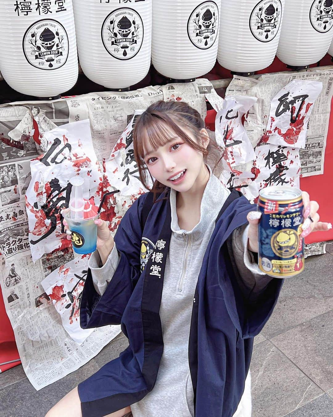 あやちゃんさんのインスタグラム写真 - (あやちゃんInstagram)「今日も檸檬堂飲みに来ちゃいました🍋🍻 鬼ハロウィンしてたよ👹🎃 夜になると鬼が大量出現するのー！！ 鬼さんと仲良くなったのでツーショット📸🤣 簡単なアンケートに答えたら檸檬堂もらえるしフェイスペイントもして貰えるみたいだから是非行ってみてっ👻 絶対驚くからのんでみてね！！！🌟  #PR#檸檬堂#鬼レモン#檸檬堂通り#浅草六区#浅草鬼ハロウィン #浅草橋グルメ#浅草#浅草飲み#浅草食べ歩き#浅草カフェ#お酒好き女子#レモンサワー」10月28日 18時25分 - aya.you.love.r