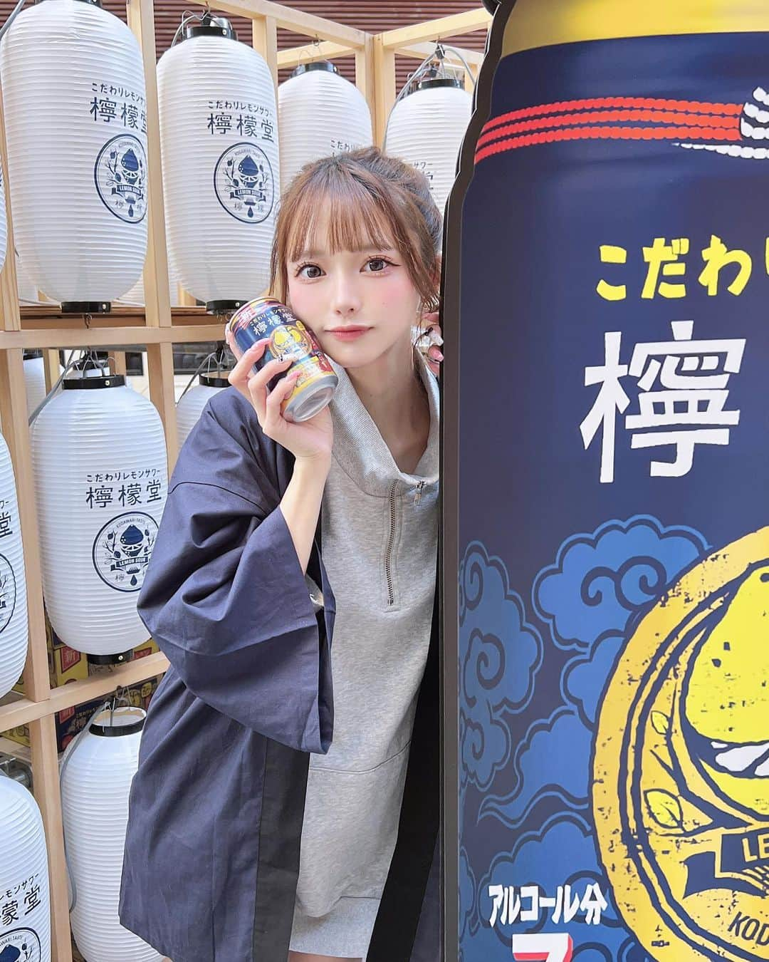 あやちゃんさんのインスタグラム写真 - (あやちゃんInstagram)「今日も檸檬堂飲みに来ちゃいました🍋🍻 鬼ハロウィンしてたよ👹🎃 夜になると鬼が大量出現するのー！！ 鬼さんと仲良くなったのでツーショット📸🤣 簡単なアンケートに答えたら檸檬堂もらえるしフェイスペイントもして貰えるみたいだから是非行ってみてっ👻 絶対驚くからのんでみてね！！！🌟  #PR#檸檬堂#鬼レモン#檸檬堂通り#浅草六区#浅草鬼ハロウィン #浅草橋グルメ#浅草#浅草飲み#浅草食べ歩き#浅草カフェ#お酒好き女子#レモンサワー」10月28日 18時25分 - aya.you.love.r