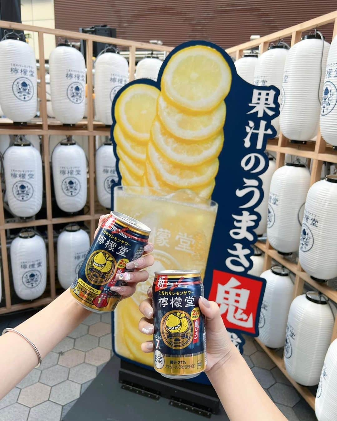 あやちゃんさんのインスタグラム写真 - (あやちゃんInstagram)「今日も檸檬堂飲みに来ちゃいました🍋🍻 鬼ハロウィンしてたよ👹🎃 夜になると鬼が大量出現するのー！！ 鬼さんと仲良くなったのでツーショット📸🤣 簡単なアンケートに答えたら檸檬堂もらえるしフェイスペイントもして貰えるみたいだから是非行ってみてっ👻 絶対驚くからのんでみてね！！！🌟  #PR#檸檬堂#鬼レモン#檸檬堂通り#浅草六区#浅草鬼ハロウィン #浅草橋グルメ#浅草#浅草飲み#浅草食べ歩き#浅草カフェ#お酒好き女子#レモンサワー」10月28日 18時25分 - aya.you.love.r