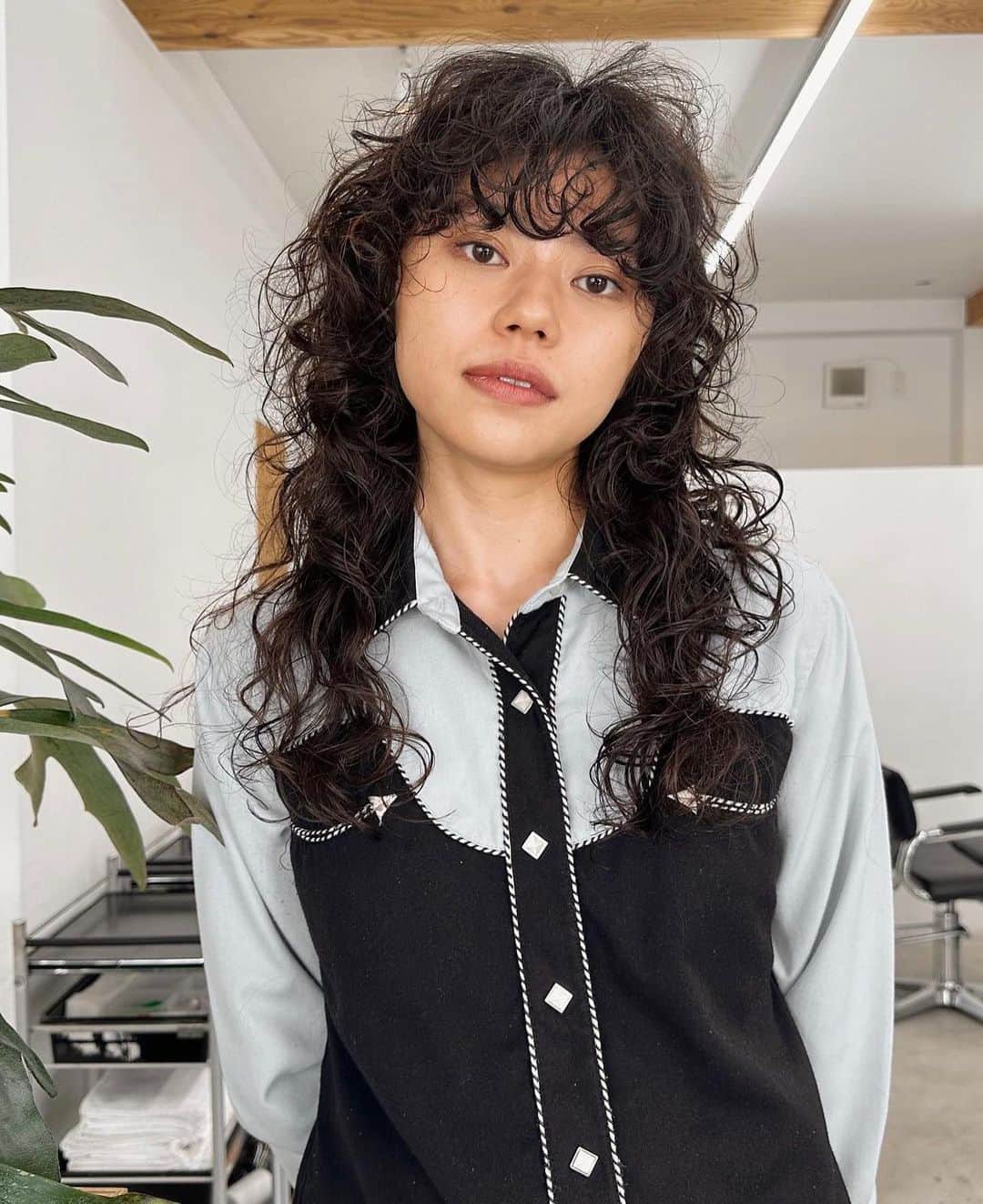 nanukさんのインスタグラム写真 - (nanukInstagram)「レイヤーをたっぷり入れて、 半円がコロンコロンと重なるカール。 . 大きく立体感のあるカールは レイヤーがきめて☝️ . hair/ @sano_nanuk  . #guestnanuk  .  #ロングパーマ#パーマ#パーマヘア#パーマスタイル#パーマカラー#くるくるパーマ#ニュアンスパーマ#スパイラルパーマ#ウェーブパーマ#簡単ヘアアレンジ#ヘアアレンジ#パーマロング #ロングヘアー#ロングスタイル#ロングレイヤー#ロングアレンジ#ドライ#dry#ドライヘアー#dryperm#dryhair#ドライパーマ#渋谷美容室」10月28日 18時27分 - nanukhair