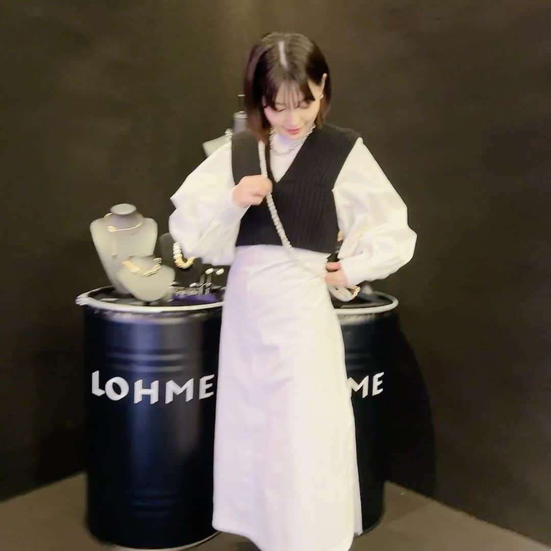 のインスタグラム：「@lohmejewelry の展示会へ🩶  今季のネックレスもピアスもブレスレットも心踊るアイテムたくさんでした✨引き続きシルバー気分なので、パールとセットのロングネックレスをオーダーしました💘 たすき掛けにしたり、1本で二重にしたり…いろんな楽しみかたができそう！  きれいめにもカジュアルにも幅広いスタイルに合わせられるところもLOHMEの魅力ですね🫶🏻✨  @lohmejewelry  #lohmejewelry #ジュエリー　#ネックレス #シルバー　#パール　#2024ss展示会」