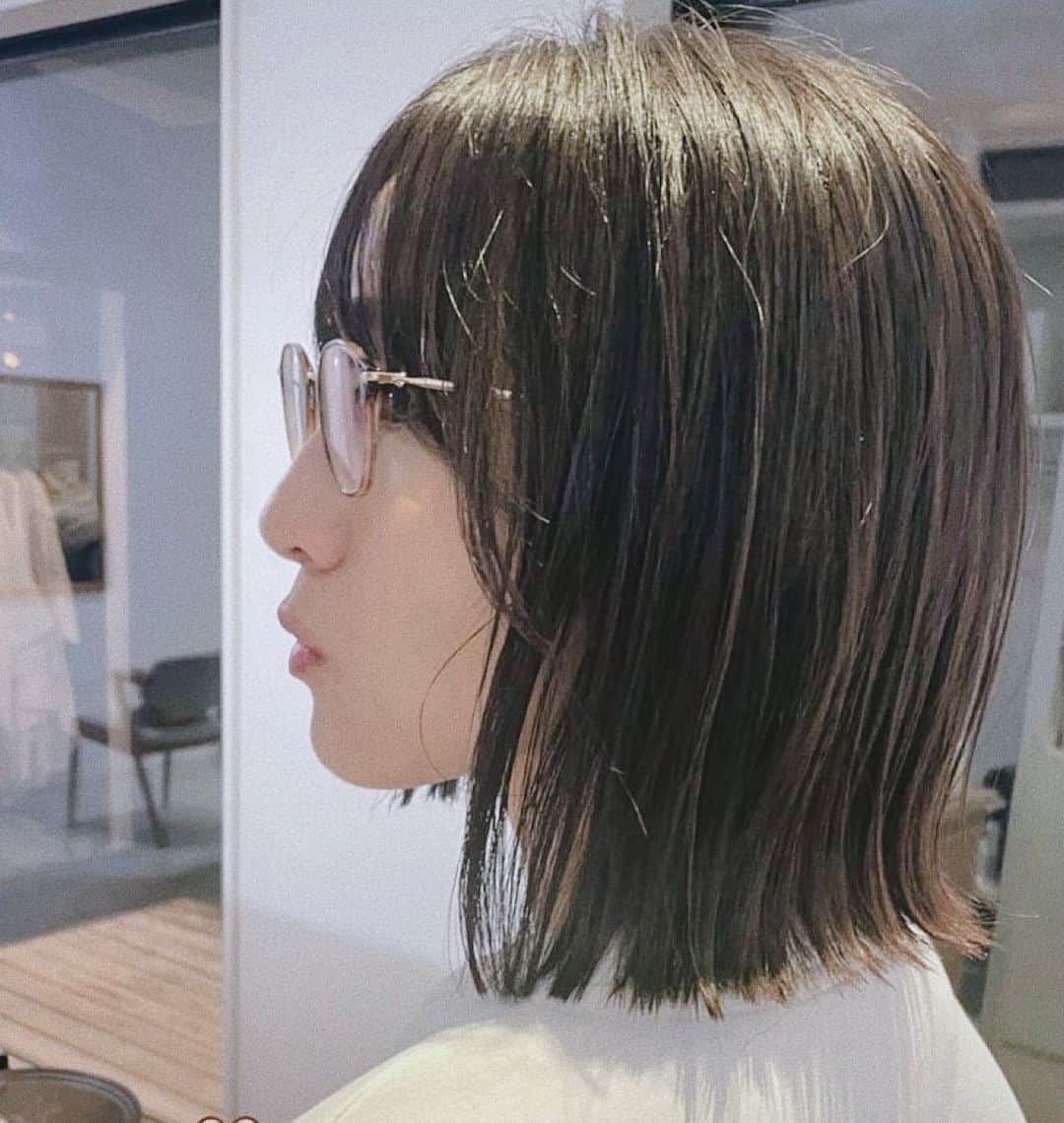 松浦彩のインスタグラム：「そういえば新しい髪型の写真をぜんぜん投稿していなかった😂 2枚目はフィルターを変えてみました💭  現在、出演させていただいている庄内みかわ総合住宅展示場さんの秋のフェアのCMが放送中です🏡  今週末はアンケートなしで見学できるフリーイベントを開催中だそうです🤍 二棟以上ご見学の方には先着でグリーンストアさんのフルーツサンドのプレゼントも！詳細は3枚目のフライヤーをご覧ください🫶🏻  これからおうちを建てたい方、候補のひとつにある方はぜひお気軽に🥰  #庄内みかわ総合住宅展示場 #テレビCM #フリーアナウンサー #ボブヘア #山形」