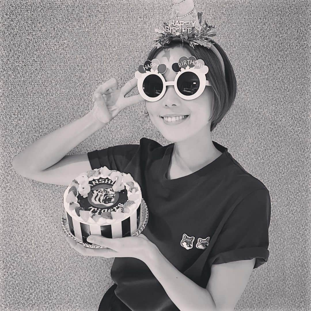 ヒロド歩美さんのインスタグラム写真 - (ヒロド歩美Instagram)「先日お誕生日を迎えました． 31歳の目標だった"リーグ優勝の取材"は達成しました！ 32歳の目標はもちろん"日本一の取材"です🐅 人生初のタイガースバースデーケーキ🎂に感動！球団公認ケーキだそう🫢みんなで心を込めて食べました笑  #虎視眈々」10月28日 12時59分 - hirodo_ayumi