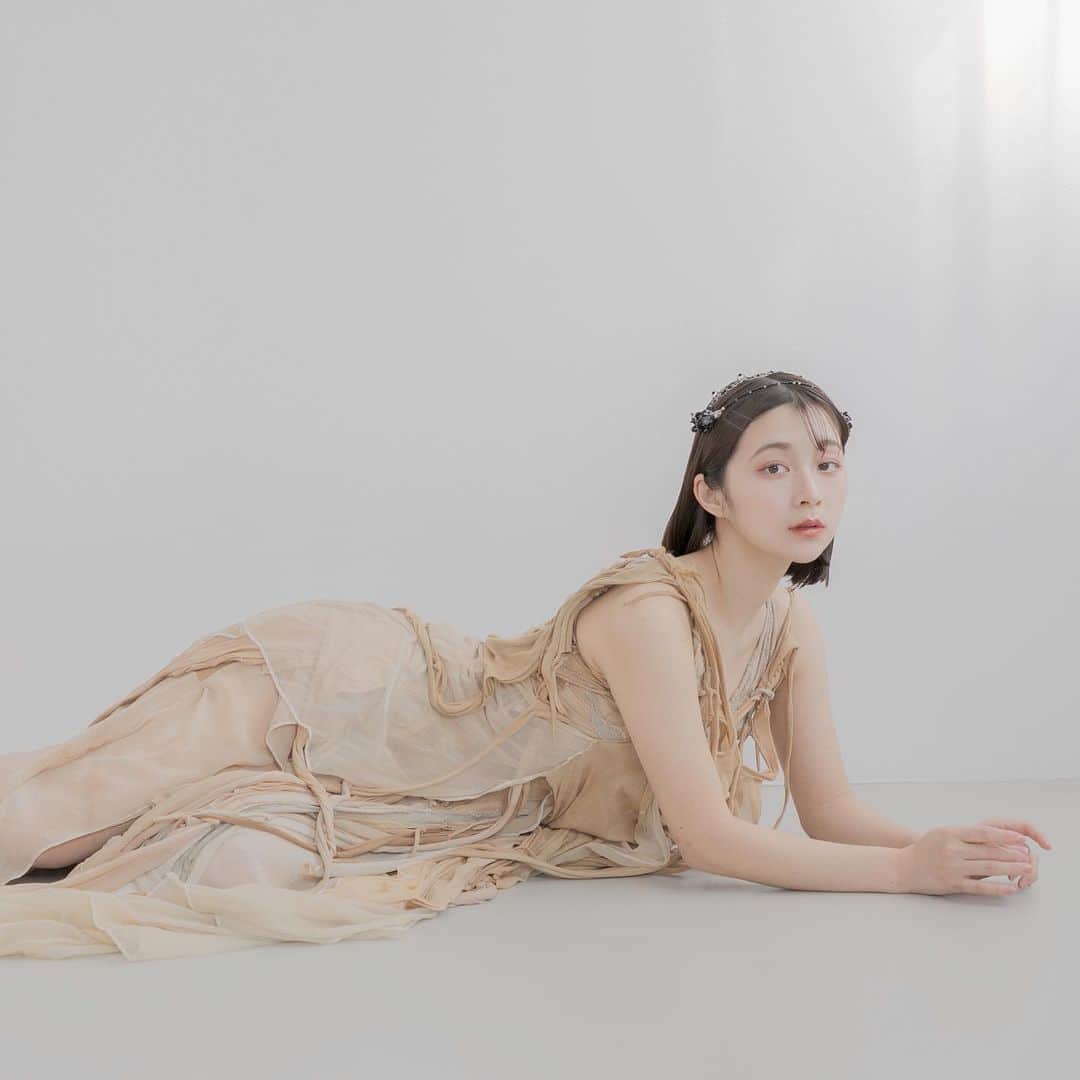 ARAKI SHIROのインスタグラム：「Beautiful weekend☕️🥐☀️ with nude/beige dress  #elegantdresses #fashiondress #fashionportrait #editorialfashion #ARAKISHIRO #アラキシロウ」