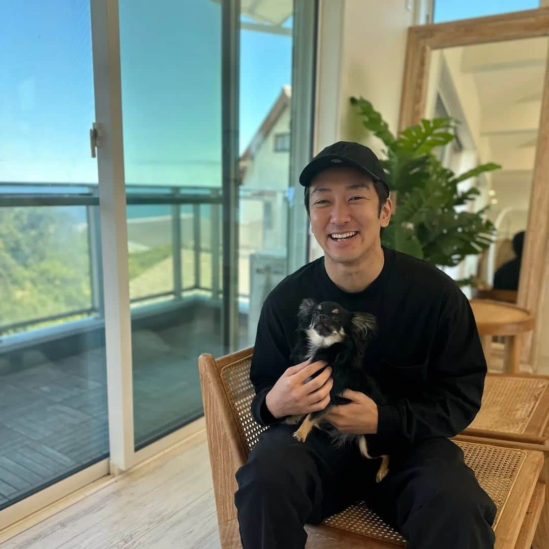 田村一将のインスタグラム：「こないだ千葉の隠れ屋一軒家に旅行してきた🐶  ✅サウナ付き ✅犬OK ✅バーベキューできる ✅目の前海 ✅めちゃきれい  な贅沢空間すぎたー🫰 プナも新しく友達できたし楽しそうだった🐶  @nresort_theocean めちゃオススメだよ👍」