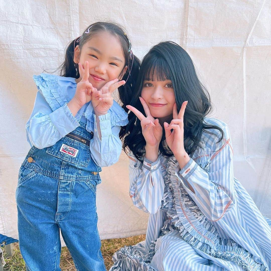 望蘭のインスタグラム：「SDGs FES in EDOGAWA 2023 ありがとうございました🥺🩷 見てくれた方ありがとうございます✨️ ランウェイは景井ひなさんと一緒に 歩かせて頂きました🙇‍♀️ あっという間の時間でしたが 一緒にポーズを決めてくれたり お話してくださり優しく ありがとうございました🥺🩵 お美しすぎました✨️  今日色んな方とお写真撮って頂いたので いっぱい投稿します🥹🫶 見てね🩷🩷🩷  #SDGsfes #tgc#ランウェイ #年長#kids#girl#cute #子供のいる暮らし  #チビみらんチャンネル」