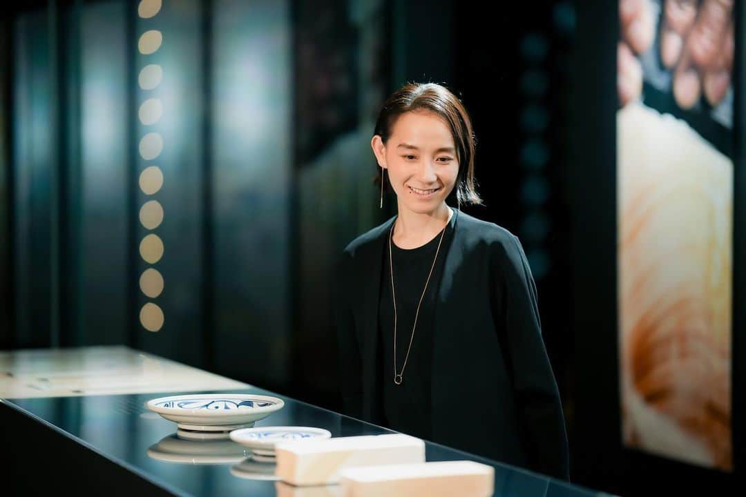 篠原ともえのインスタグラム：「篠原ともえ企画展示「地球が生んだプロダクト」🌏愛媛県の道後温泉地区で開催している道後アート2023に参加いたしました。  チームで企画した展示は「地球が生んだプロダクト」と題し、伊予の天然砥石の魅力を、図解や写真を交えてひもといています。地元の方でも知る方が多くはないこの天然砥石。地球規模から日本、そして私たちの暮らし、最後は成分へと落とし込み「マクロからミクロの視点」へズームするように展開🔍  石や金属を研磨するための道具として愛媛・伊予国の砥石は「伊予砥（いよと）」として重宝されていたのだそう🔪  会場には貴重な実際の砥石も鑑賞いただけます。  道後アート2023 「地球が生んだプロダクト」展示 施設：古湧園 遥 @kowakuenharuka @dogoonsenart 期間：2024年2月29日（木）まで  #graphicdesign #artdirection #photography #toishi #stones #plate #exhibition #japaneseknife」